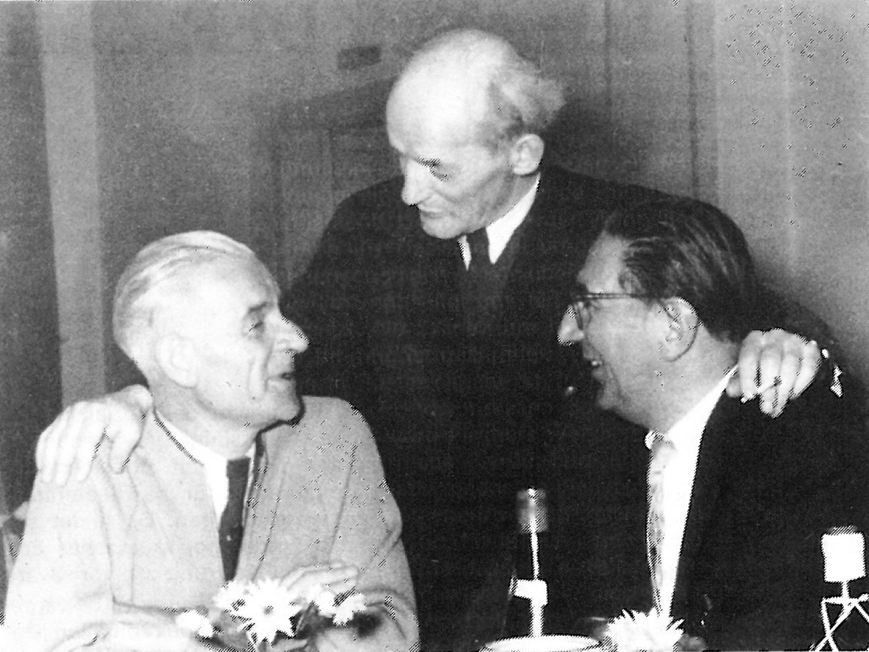 Fritz Erpenbeck (links), Begründer und erster Chefredakteur von THEATER DER ZEIT, im Gespräch mit Bruno Henschel (Mitte), dem Begründer des Verlags, und Fritz R. Schulz, dem ersten Leiter des Bühnenvertriebs im Henschelverlag.Foto: privat