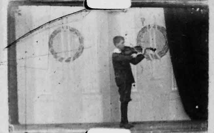 Willi geigt (Julius Neubronner, D 1906) DFF – Deutsches Filminstitut & Filmmuseum, Frankfurt.