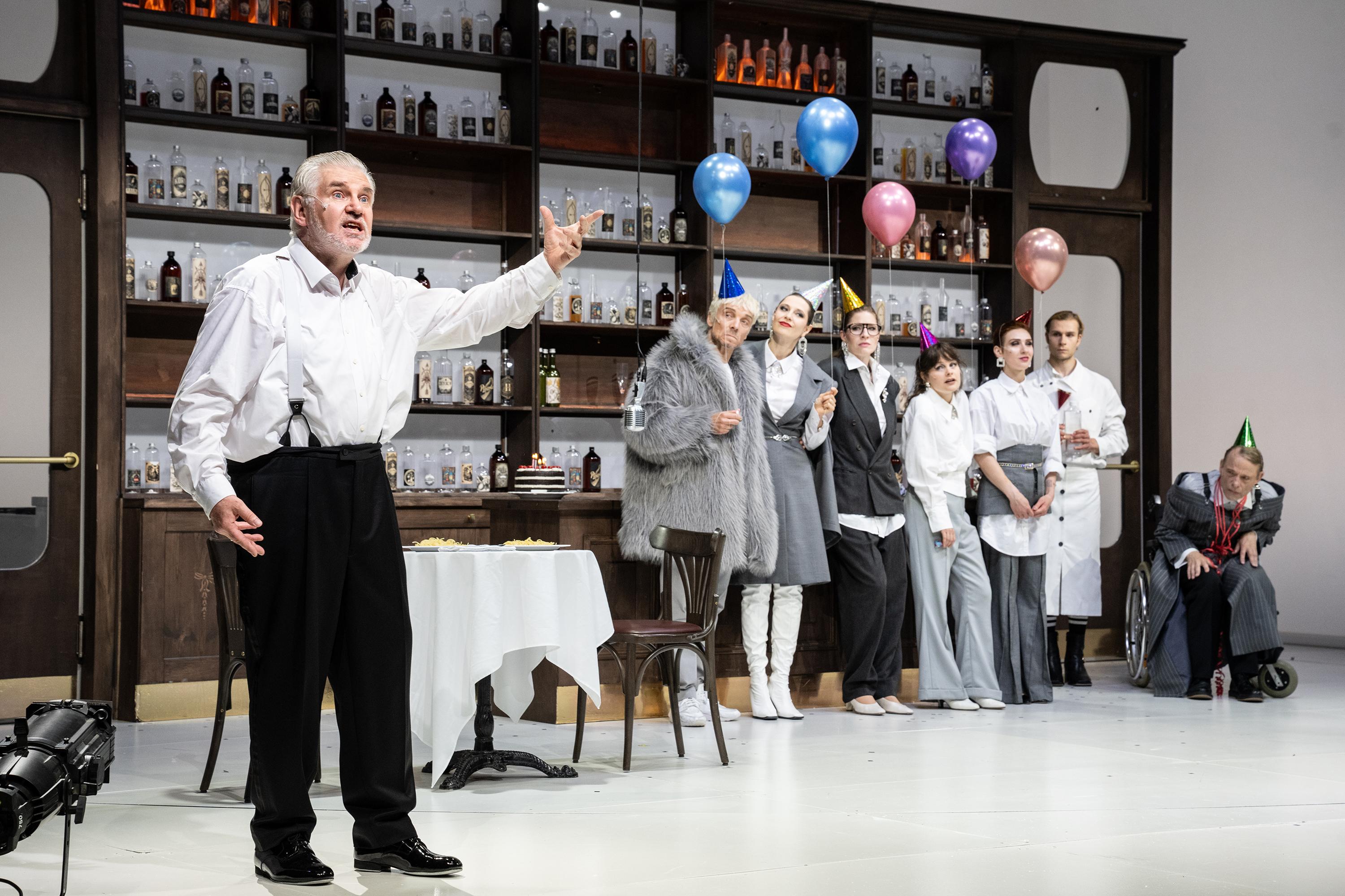 Er wähnt sich immer noch in Amt und Würden, auch wenn die Erinnerung daran verblasst: „König Lear – Der letzte Gang“ am Theater und Orchester Heidelberg.
