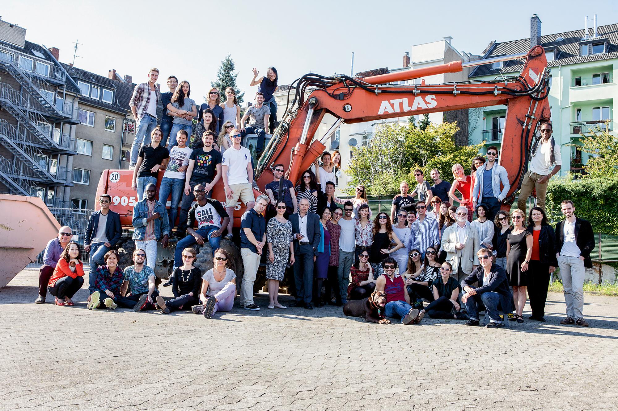 Compagnie und Team Ballett am Rhein im Sommer 2014 auf der Baustelle des Balletthauses Am Steinberg in Düsseldorf-Bilk