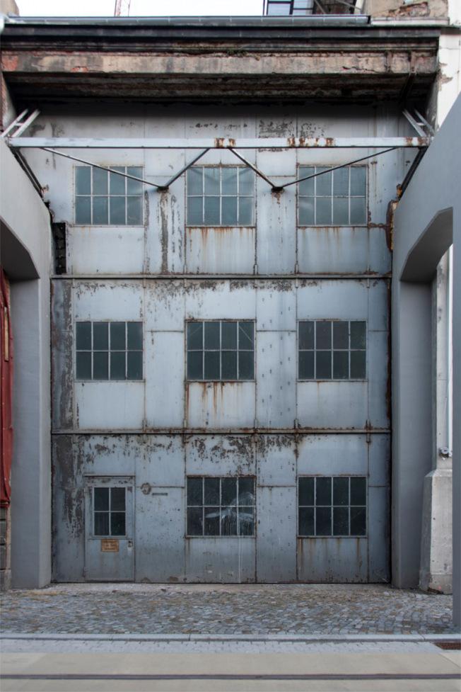 Foto: Tor vor dem Umbau des "Lichtwerks" im Dresdner Kulturareal "Kraftwerk MItte" 2019  Dresden. Foto: Frank Höhler/ Copyright: Stattliche Kunstsammlungen