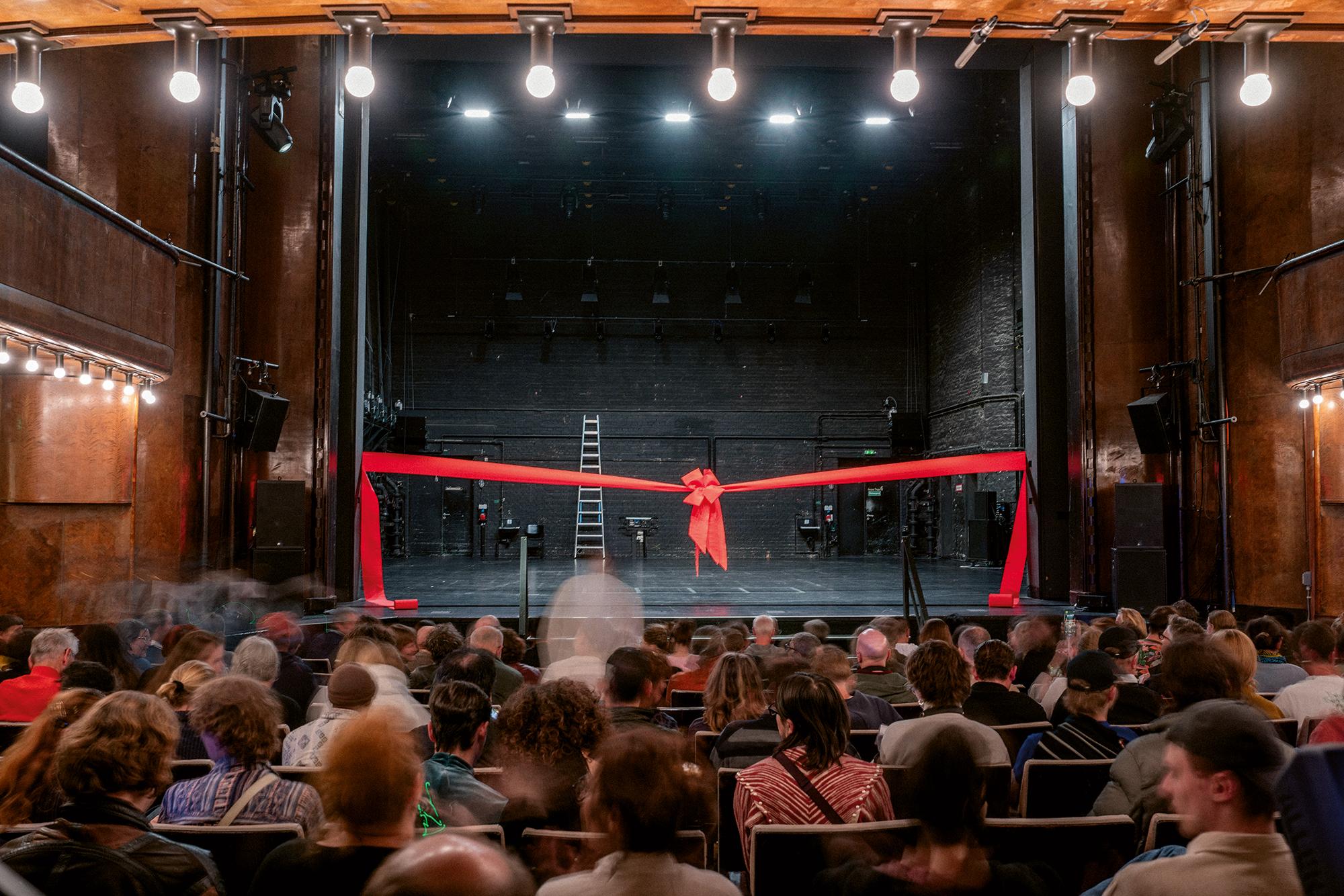 Alles Mögliche. Eine Produktion von She She Pop, Hebbel am Ufer, 2025. Raum: Philine Rinnert.