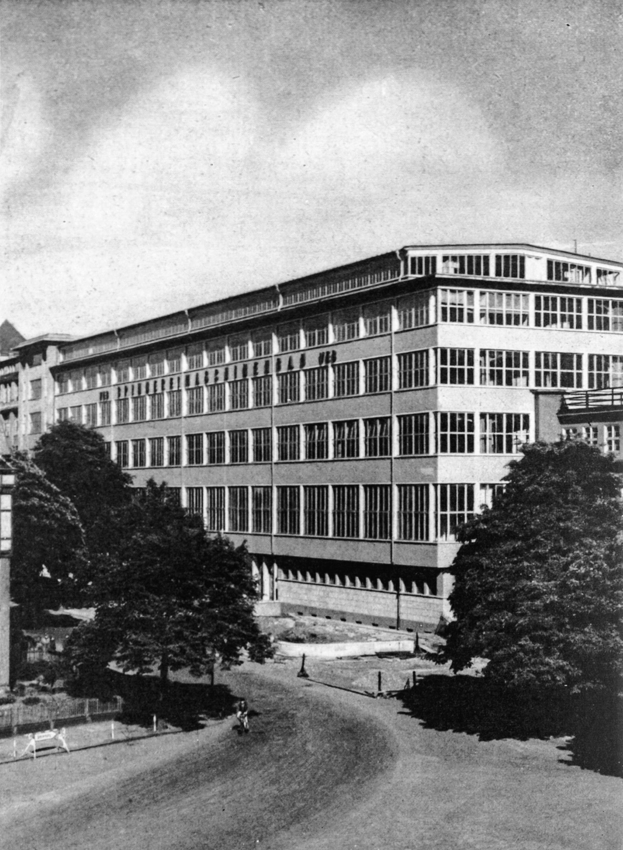 Produktionsgebäude des VEB Spinnereimaschinenbau Karl-Marx-Stadt, Architekt Erich Seeling und Bauingenieur H. Hänsch, 1956