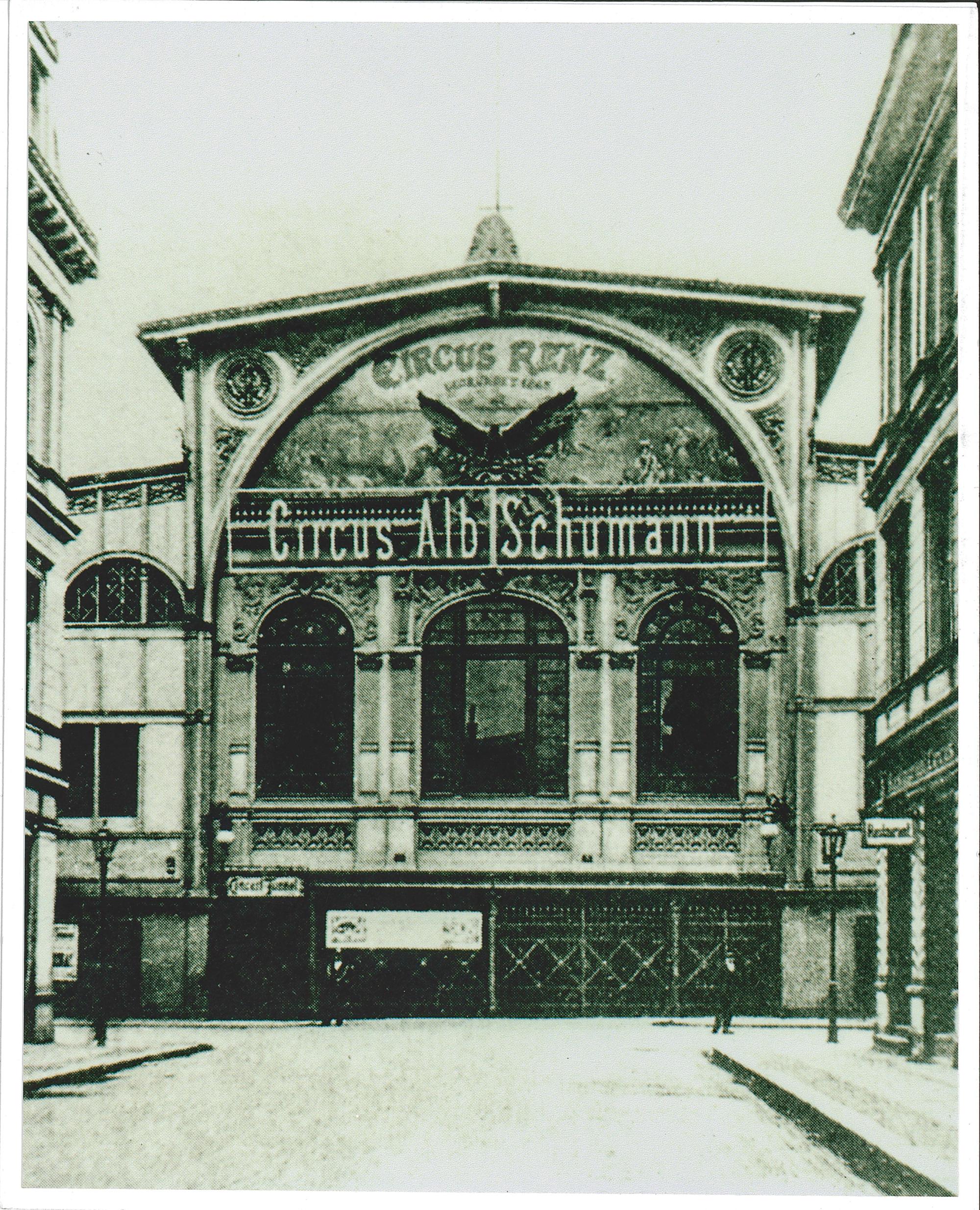 Eingangsportal des Markthallenzirkus mit den Schriftzügen der Betreibergesellschaften Circus Renz (1879–1897) und Circus Schumann (1899–1918) (ca. 1900).