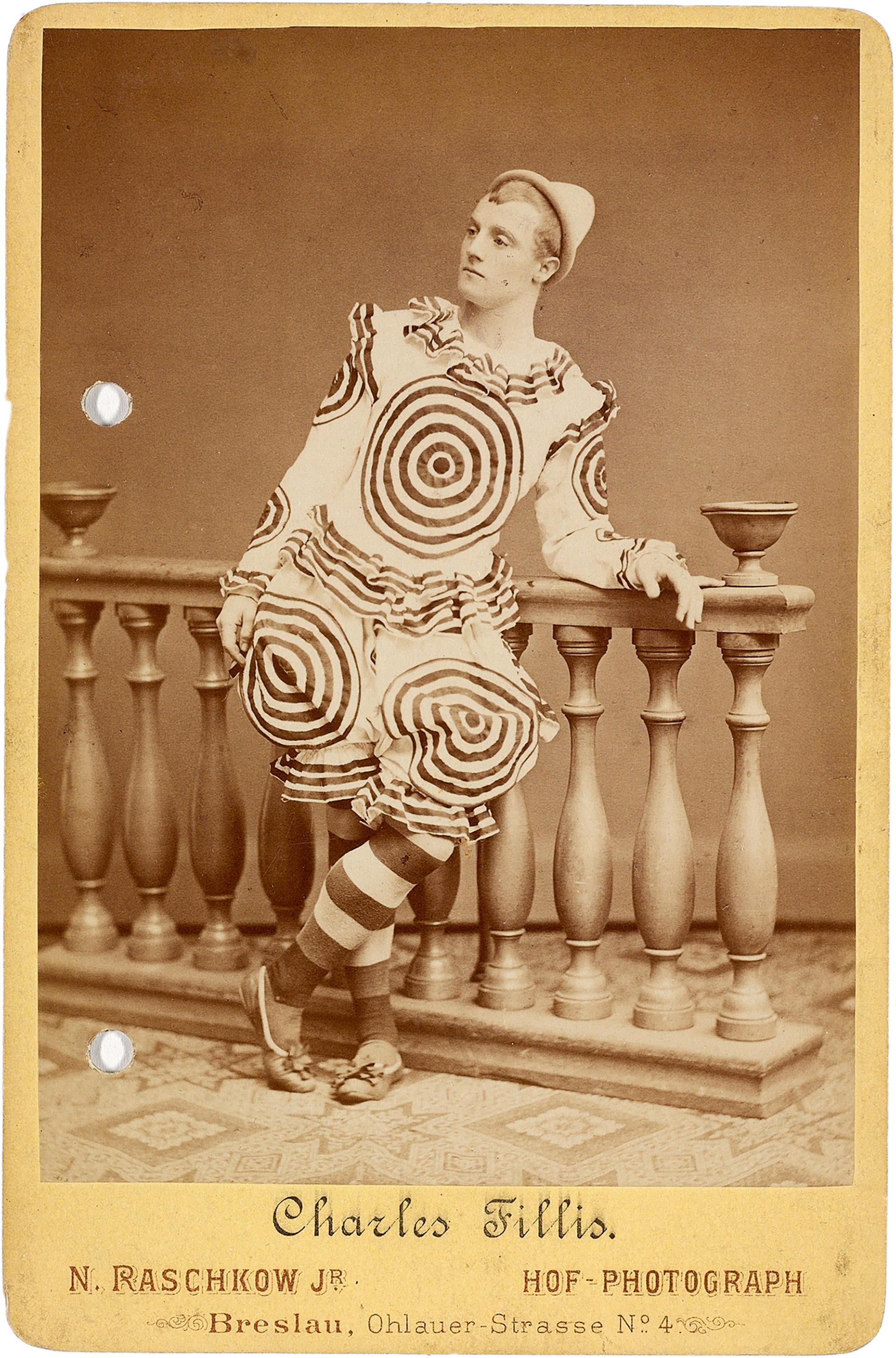 Fotografie im Kabinettformat vom britischen Clown Charles Fillis, der unter anderem bei Circus Renz engagiert war (ca. 1900).