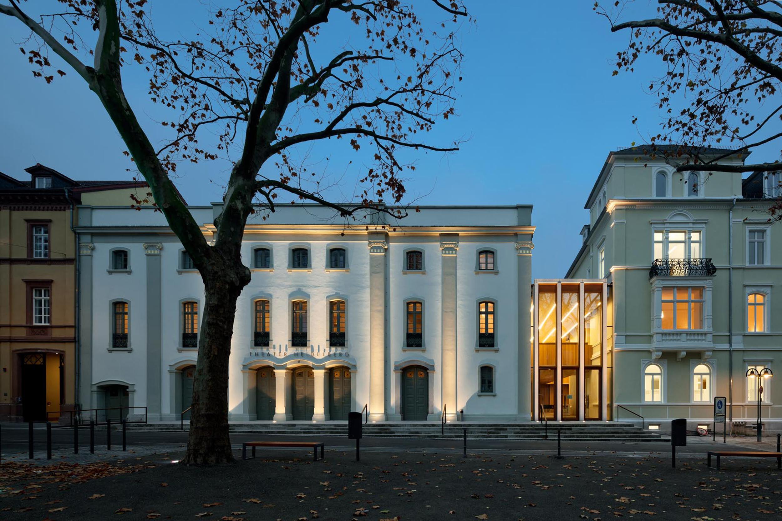 Blick auf die neugestaltete Fassade des Theaters Heidelberg aus Sicht des Theaterplatzes.