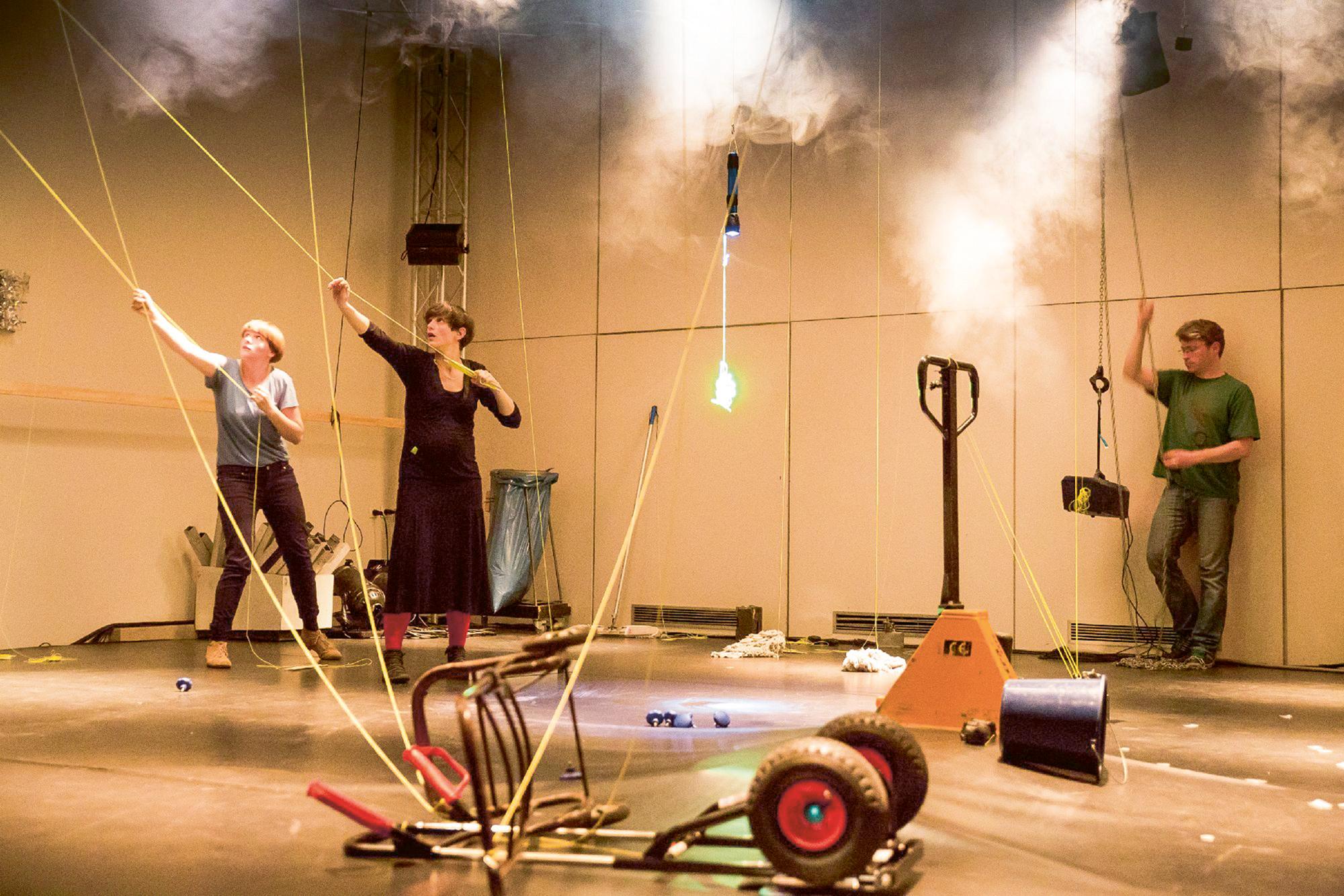 „Pulling Strings“, Eva Meyer-Keller (DEU). 2013, Foto: Erich Malter