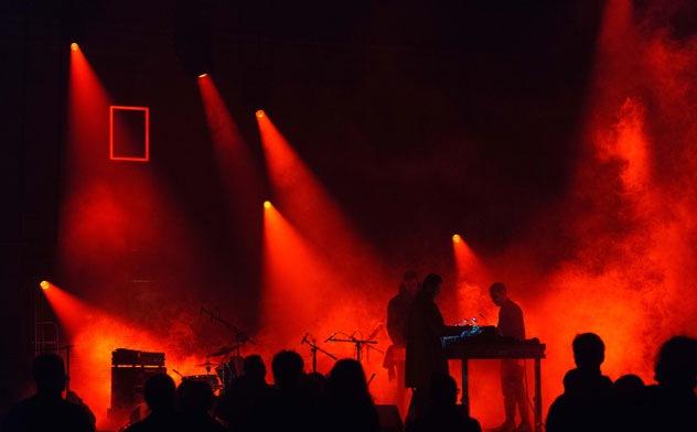 Zwischen Tag und Nacht, Leben und Werk – „The Long Now“ im Kraftwerk Berlin, hier eine Performance des Soundwalk Collective. Foto Camille Blake / Berliner Festspiele