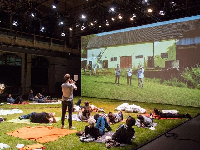 Im Bus, in der Kneipe und auf dem Rasen – Das BAM! Festival zeigt, wie vielfältig Musiktheater sein kann, hier „Land (Stadt Fluss)“ von Daniel Kötter und Hannes Seidl. Foto Marcus Lieberenz