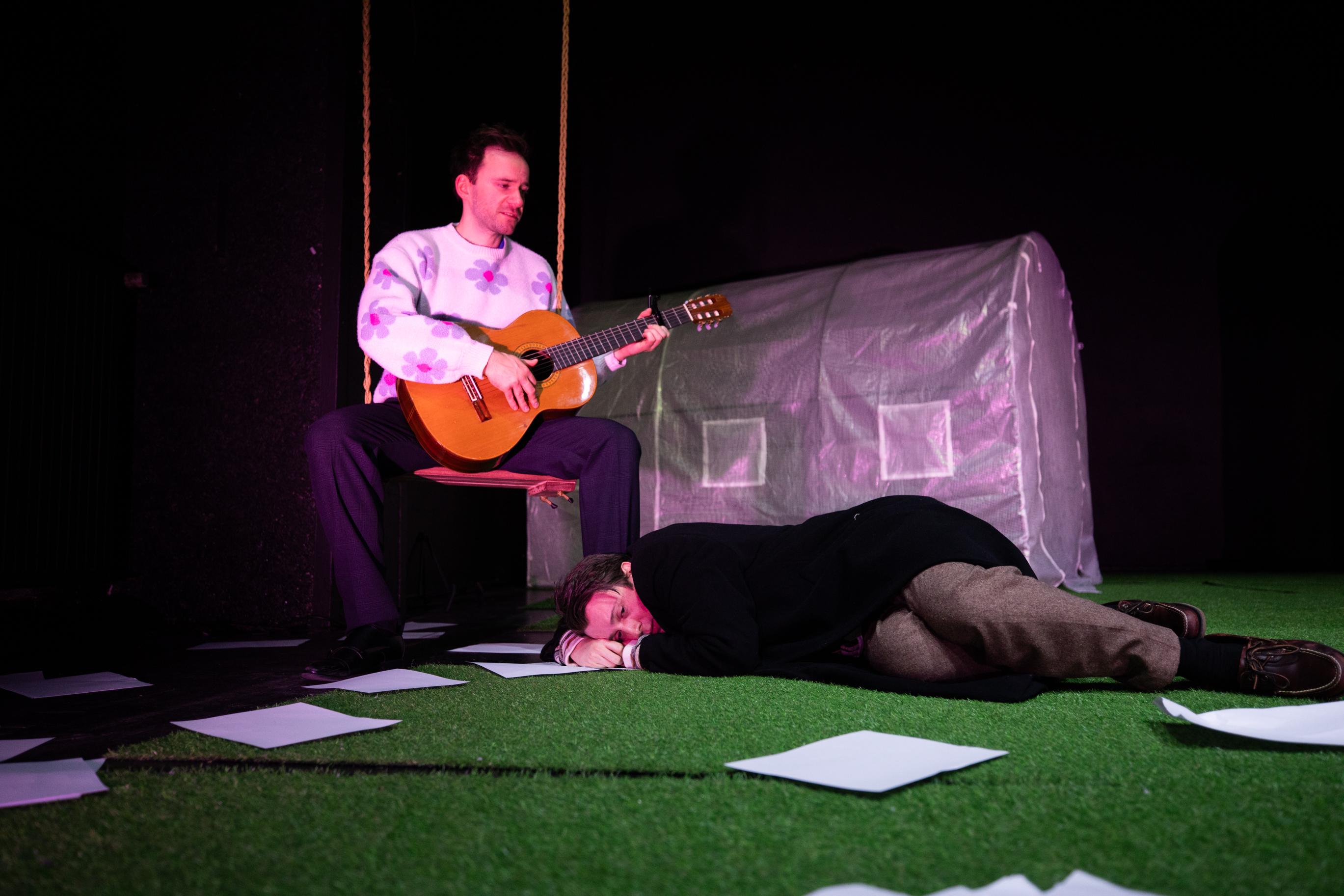 Jonny Hoff und Nicolas Martin in „Der Prozess“ in der Regie von Remo Philipp am Prinz Regent Theater Bochum. Foto Laura Thomas