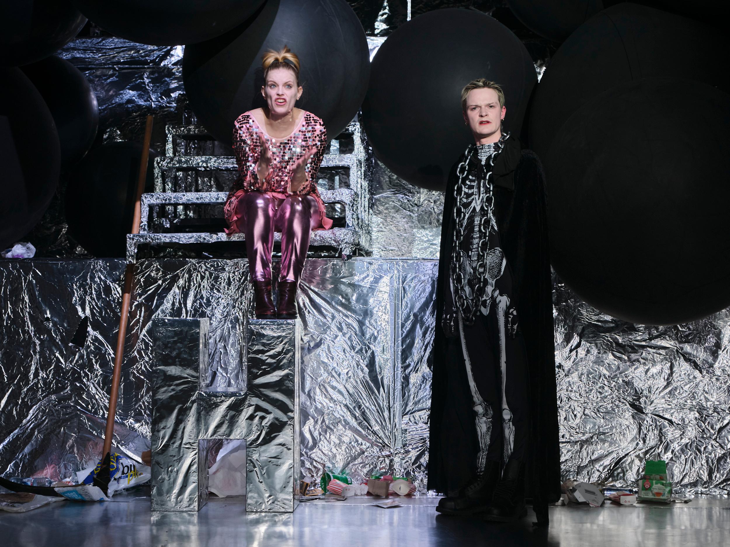 Eine Zukunft zum Gruseln? „Geisterstück“ von Fabienne Dür, inszeniert von Tobias Schilling, am Zimmertheater Tübingen.