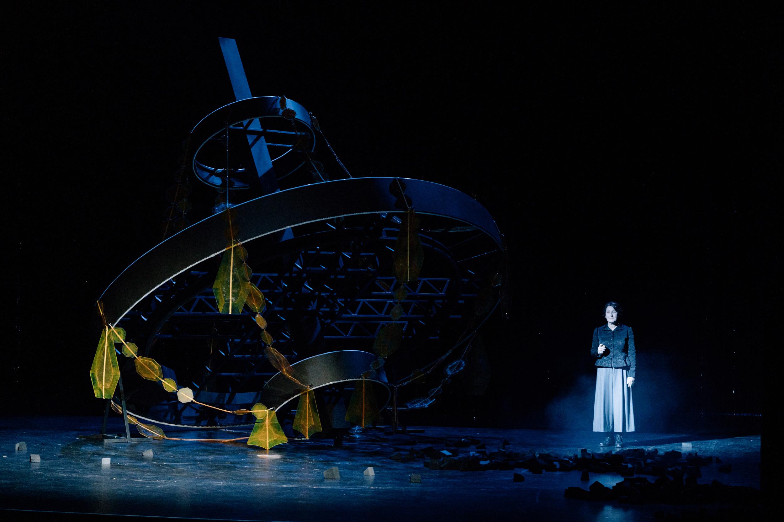 Anke Fonferek in „Kazimira“ in der Regie von Krystyn Tuschhoff, Bühne und Kostüme Anike Sedello. Foto Lukas Diller