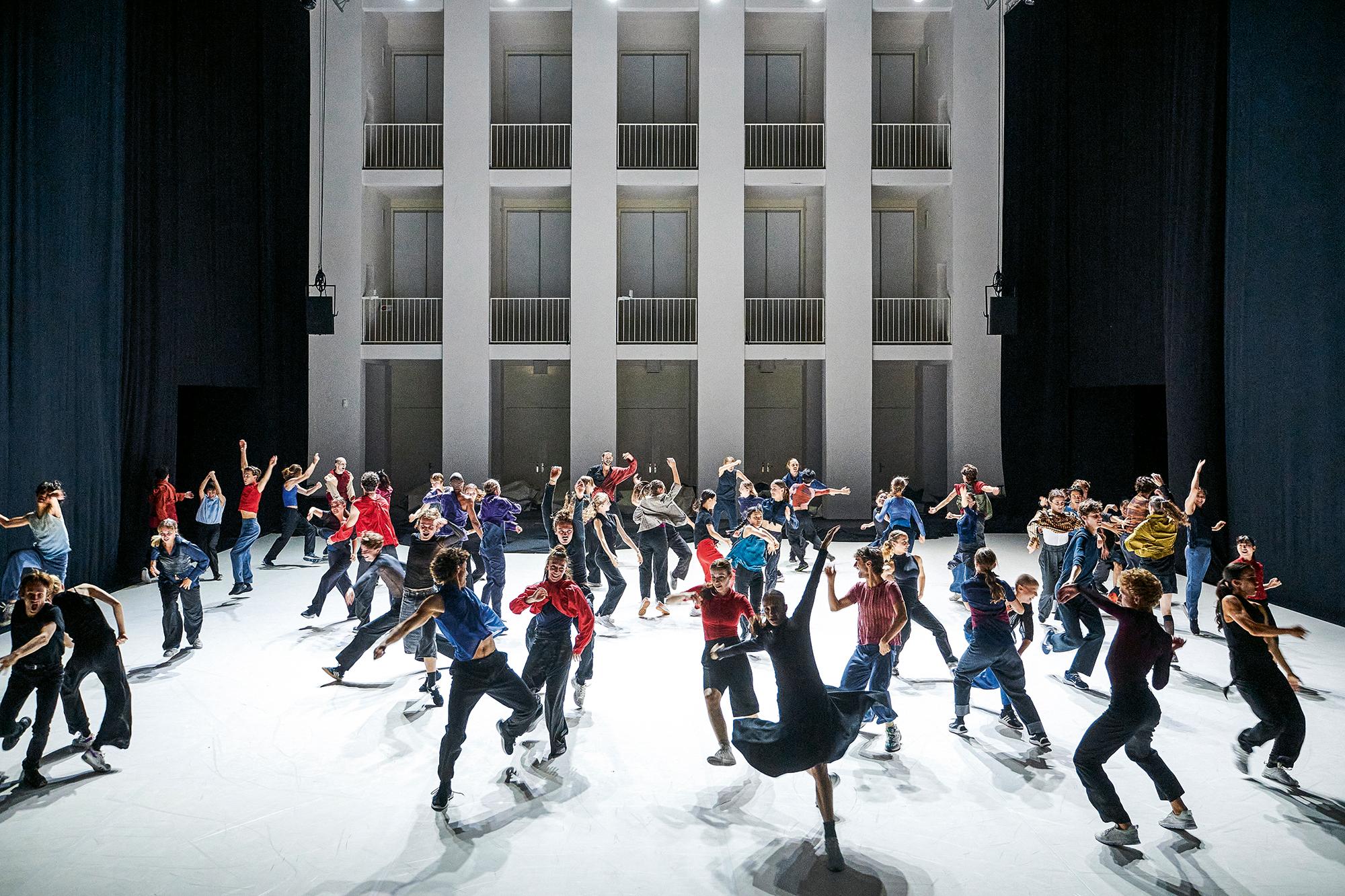 „Join“, mit Choreografie von Ioannis Mandafounis. Tänzer:innen der DFDC und der Palucca Hochschule für Tanz Dresden. Eine Produktion der Dresden Frankfurt Dance Company in Kooperation mit HELLERAU – Europäisches Zentrum der Künste