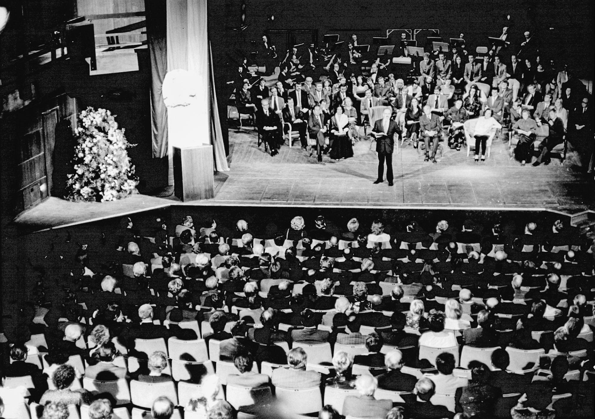 Schauspielhaus, Schauspiel-Ensemble auf der Bühne, DDR-Fahne und Rednerpult in der Chemnitzer Ecke, Matinee zur Eröffnung am 5. Oktober 1980