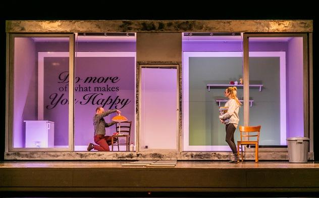 Vorstadtgeplapper oder die Banalität des Normalen – Heiner Junghans und Alexandra Riemann in „Gute Nachbarn“ von Will Eno in der deutschsprachigen Erstaufführung von Jan Steinbach am Landestheater Detmold. Foto Jochen Quast