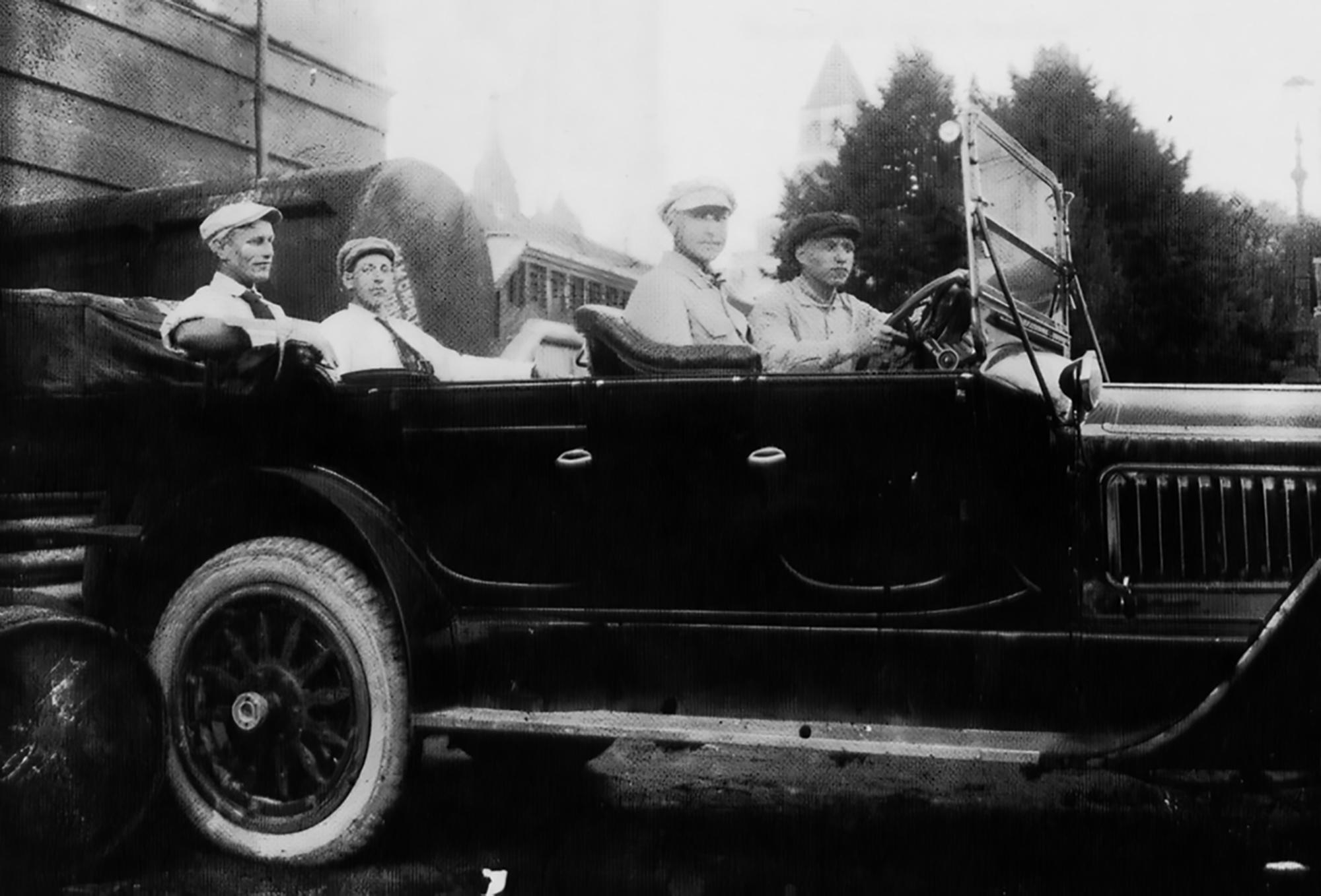 Die russischen Konstruktivisten Kārlis Johansons, Voldemar Anderson, Kārlis Veidemanis und Gustavs Klucis 1918 zu Besuch im Kreml in Lenins Model T-Ford