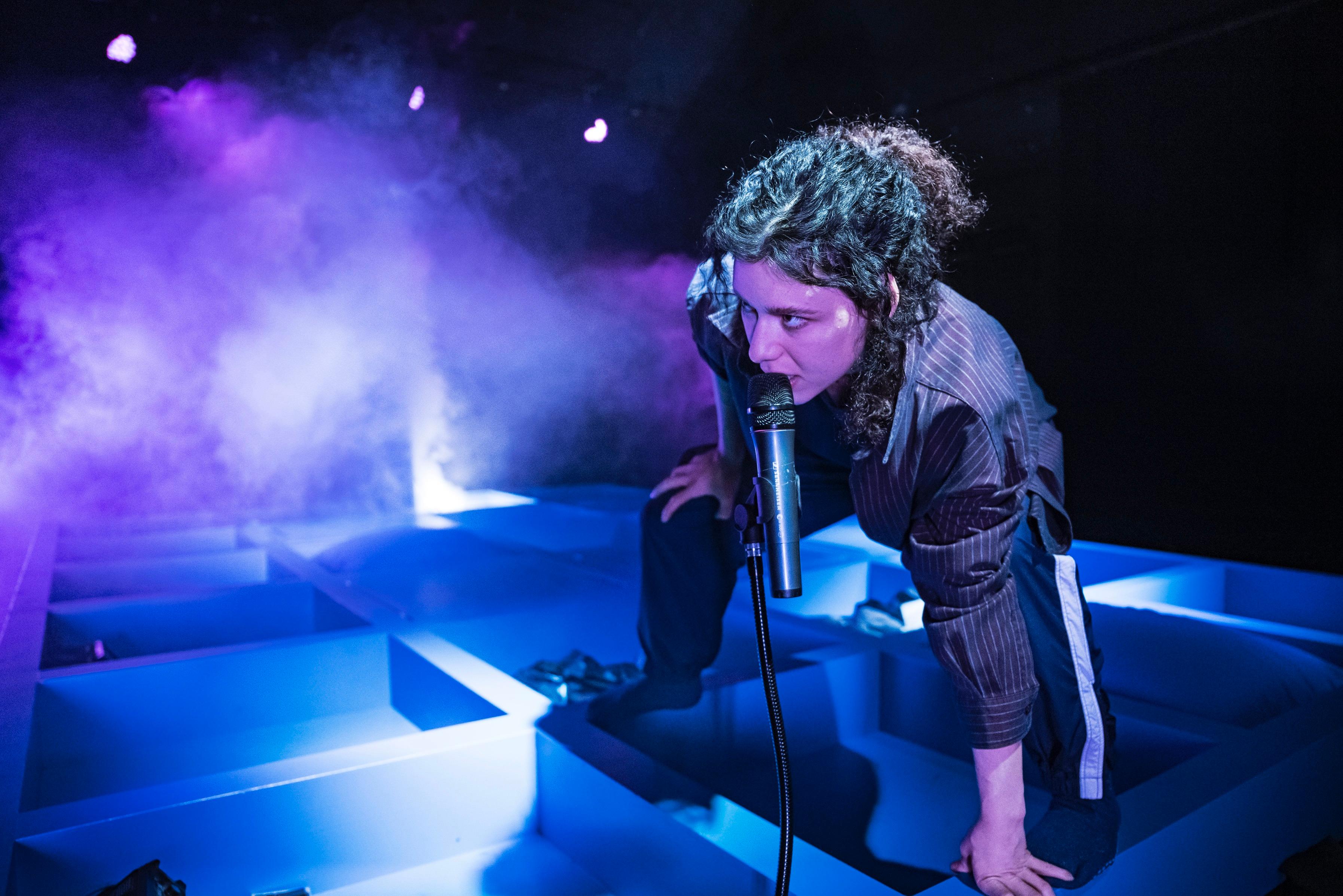 Alicia Bischoff in „Tauben fliegen auf“ in der Regie von Glen Hawkins, Bühne und Kostüme Kanade Hamawaki am Theater Konstanz. Foto Ilja Mess