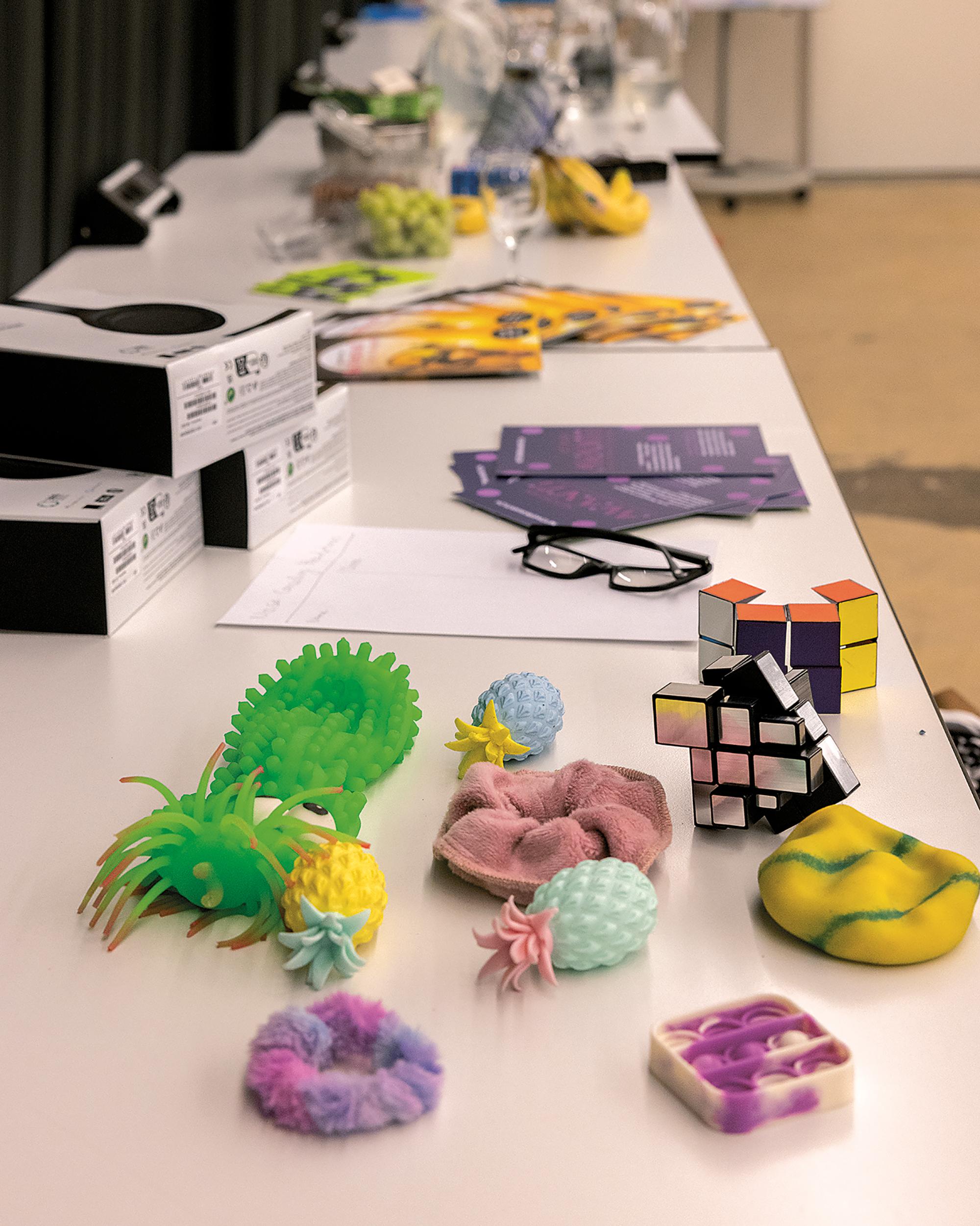 Ein Tisch mit Stim-Toys, Noise-Cancelling-Kopfhörern und Snacks, wo sich das Publikum selber je nach Bedürfnis bedienen kann. Foto: Ursina Orecchio