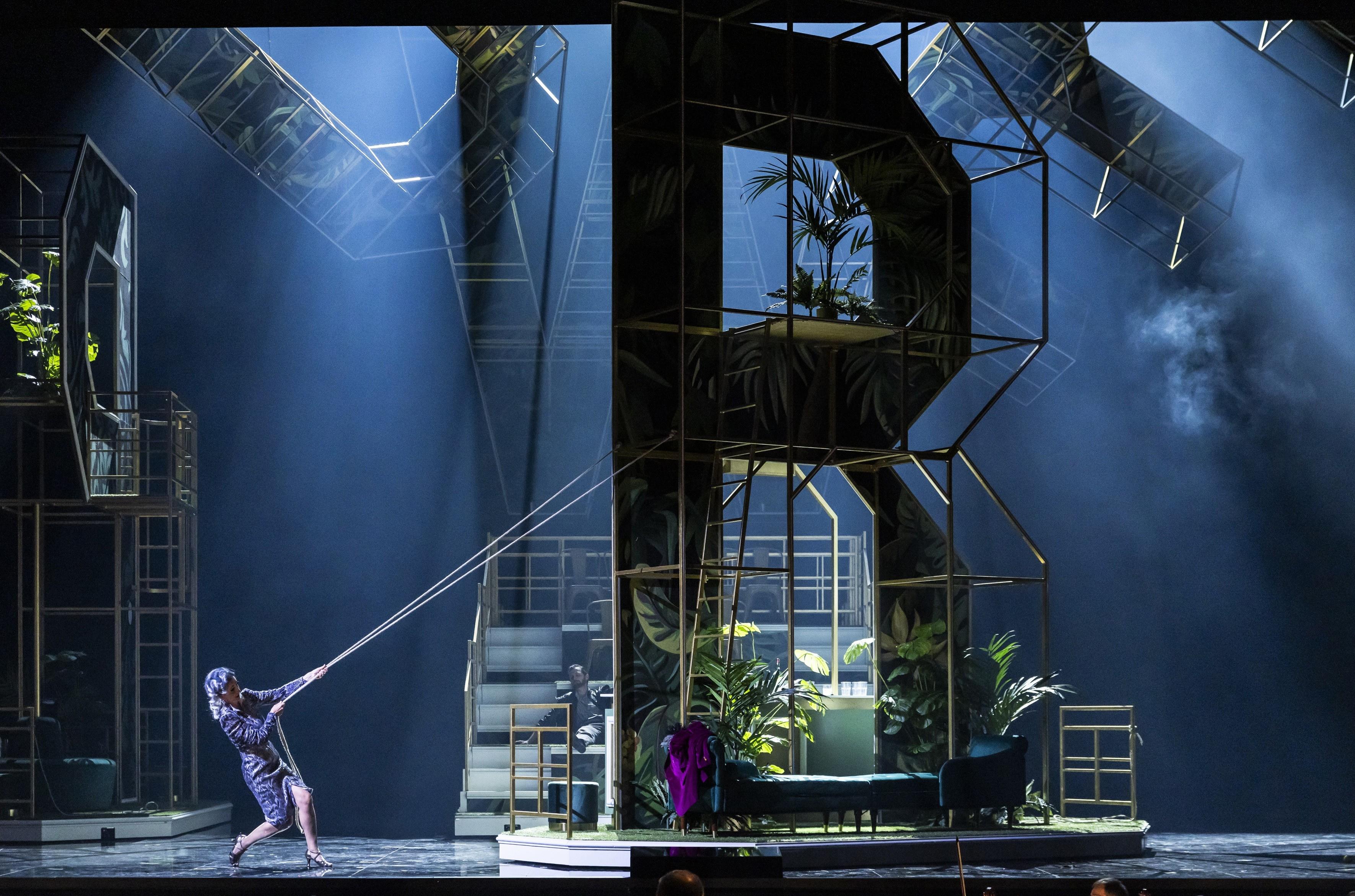 Rollentausch als Umkehr von Genderkonventionen? „Giulio Cesare in Egitto“ in einer Inszenierung von Michaela Dicu an der Deutschen Oper am Rhein Duisburg.