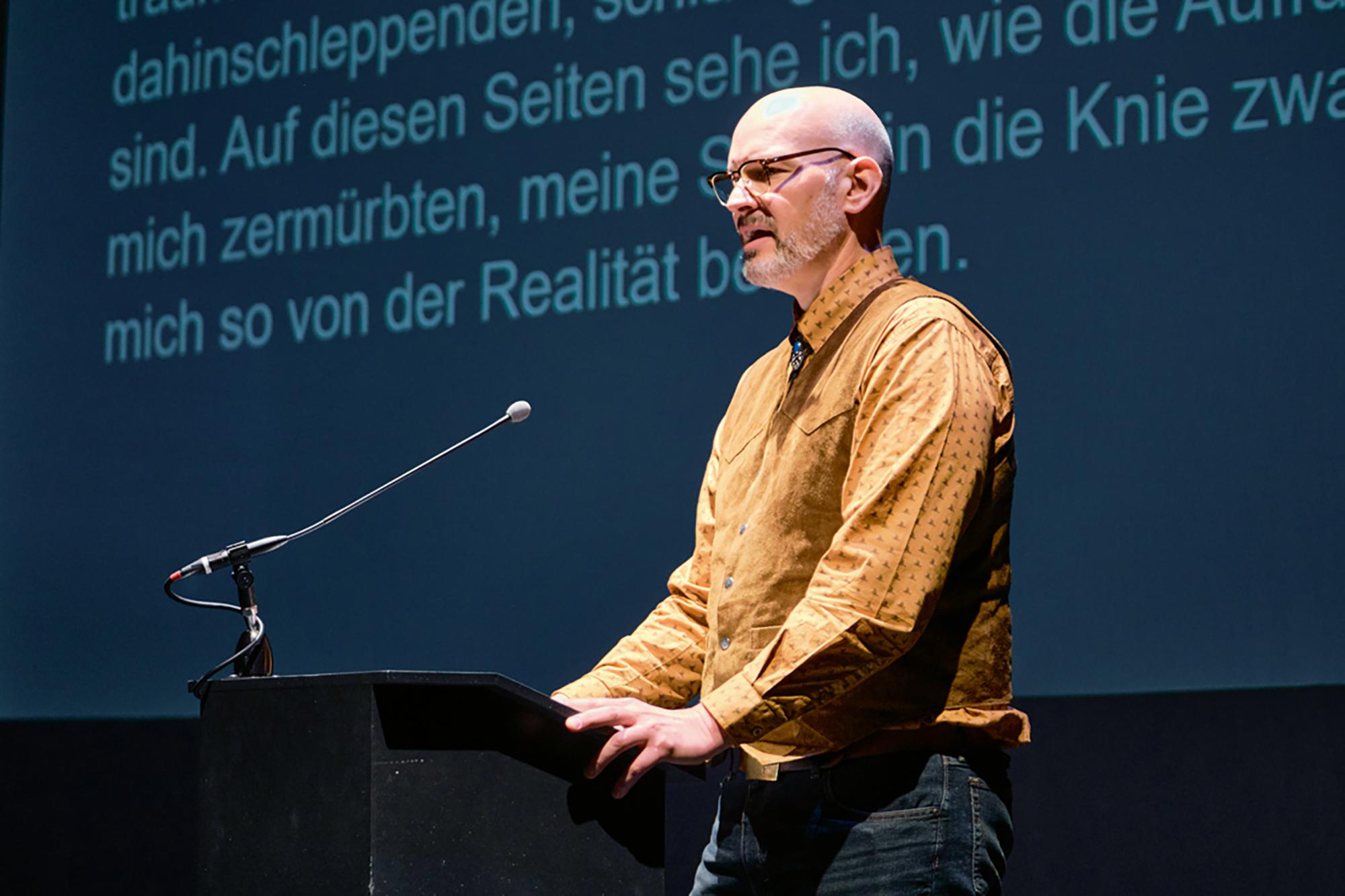 Andrew Friedman bei der Laudation auf Vegard Vinge und Ida Müller zum Hein-Heckroth-Bühnenbildpreis 2025