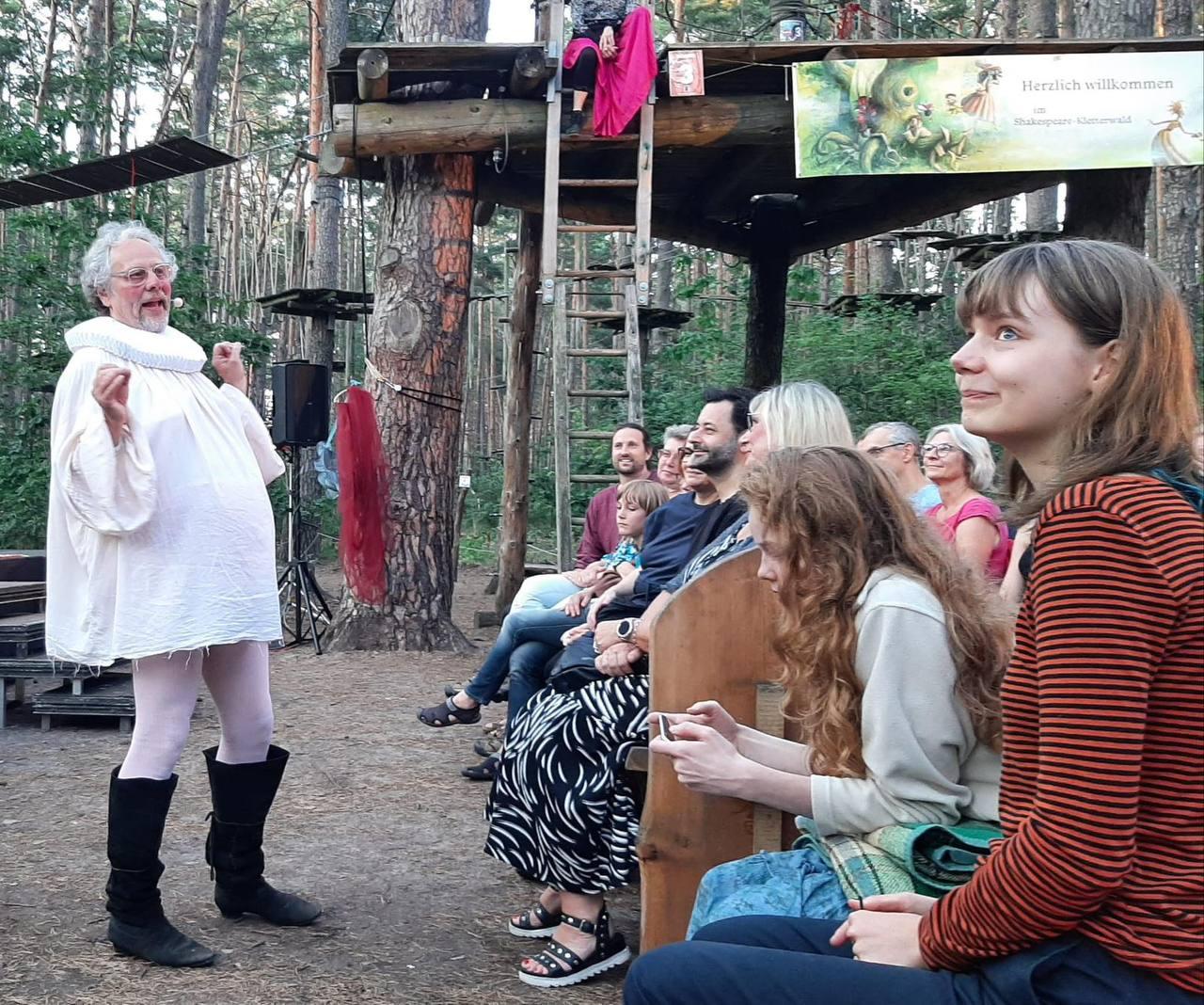 Thomas Bading als Falstaff in eigener Regie in „Die lustigen Weiber von Windsor“ im Kletterpark. Foto Claudia Geisler-Bading