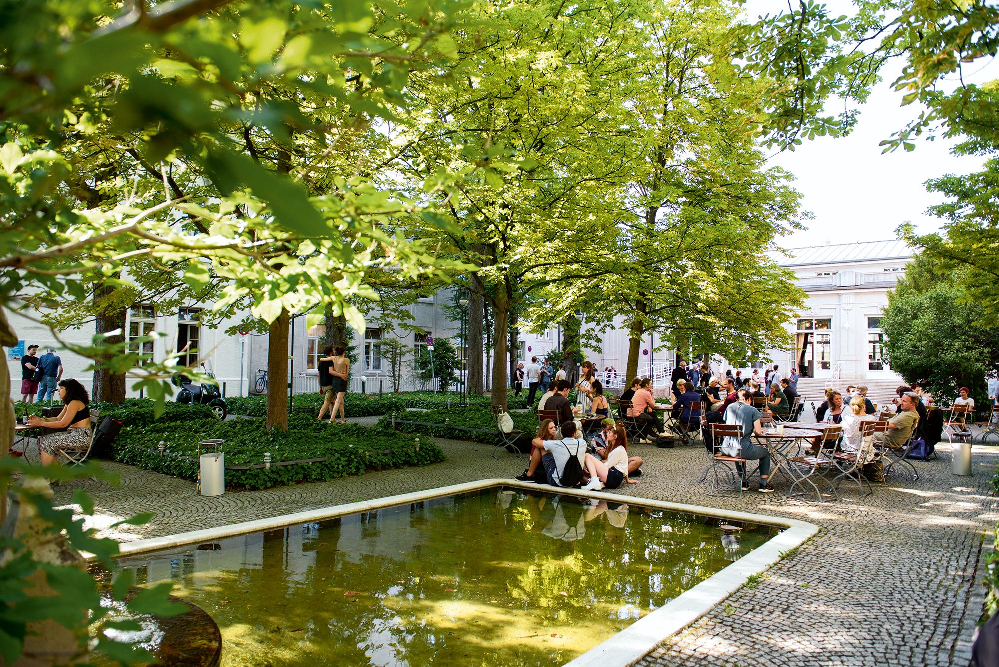 Pause im Hof der Bayerischen Theaterakademie August Everding