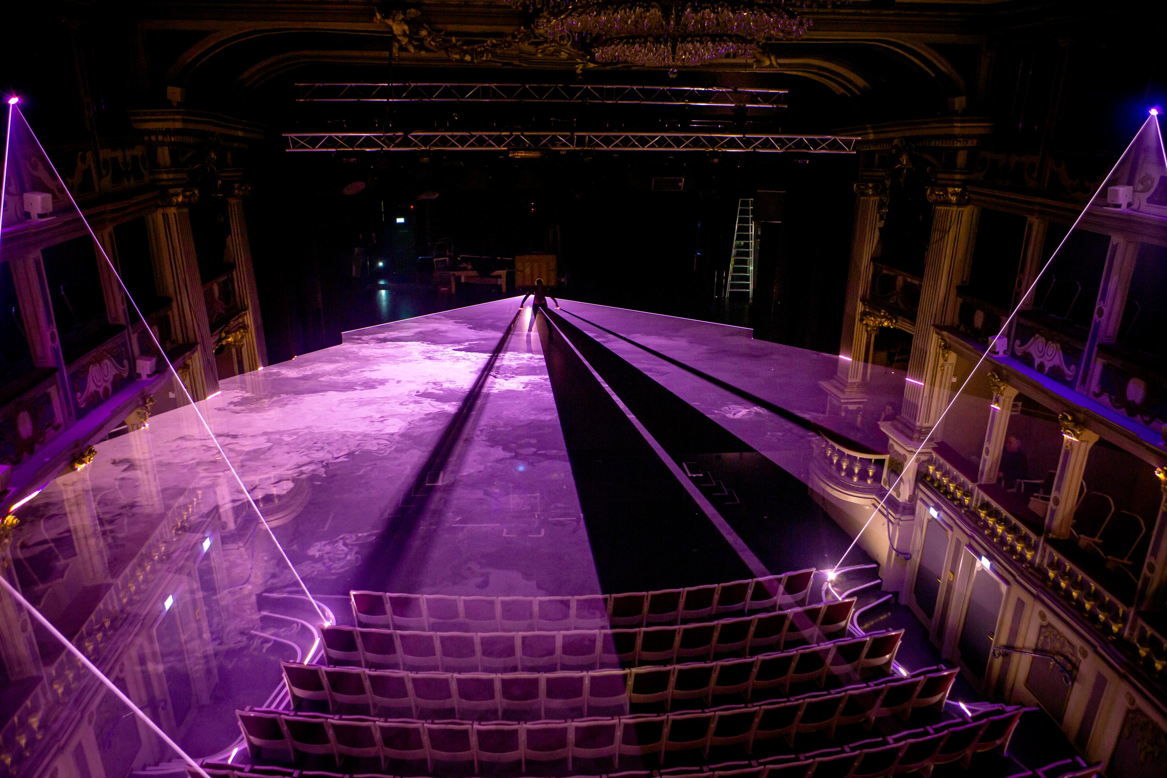 „Mit dem Theater körperlicher Empfindungen ist’s in der Zwischenwelt natürlich vorbei“: „Beyond“ – Ein installativer Abend über die letzten Fragen am Schauspiel Erlangen.