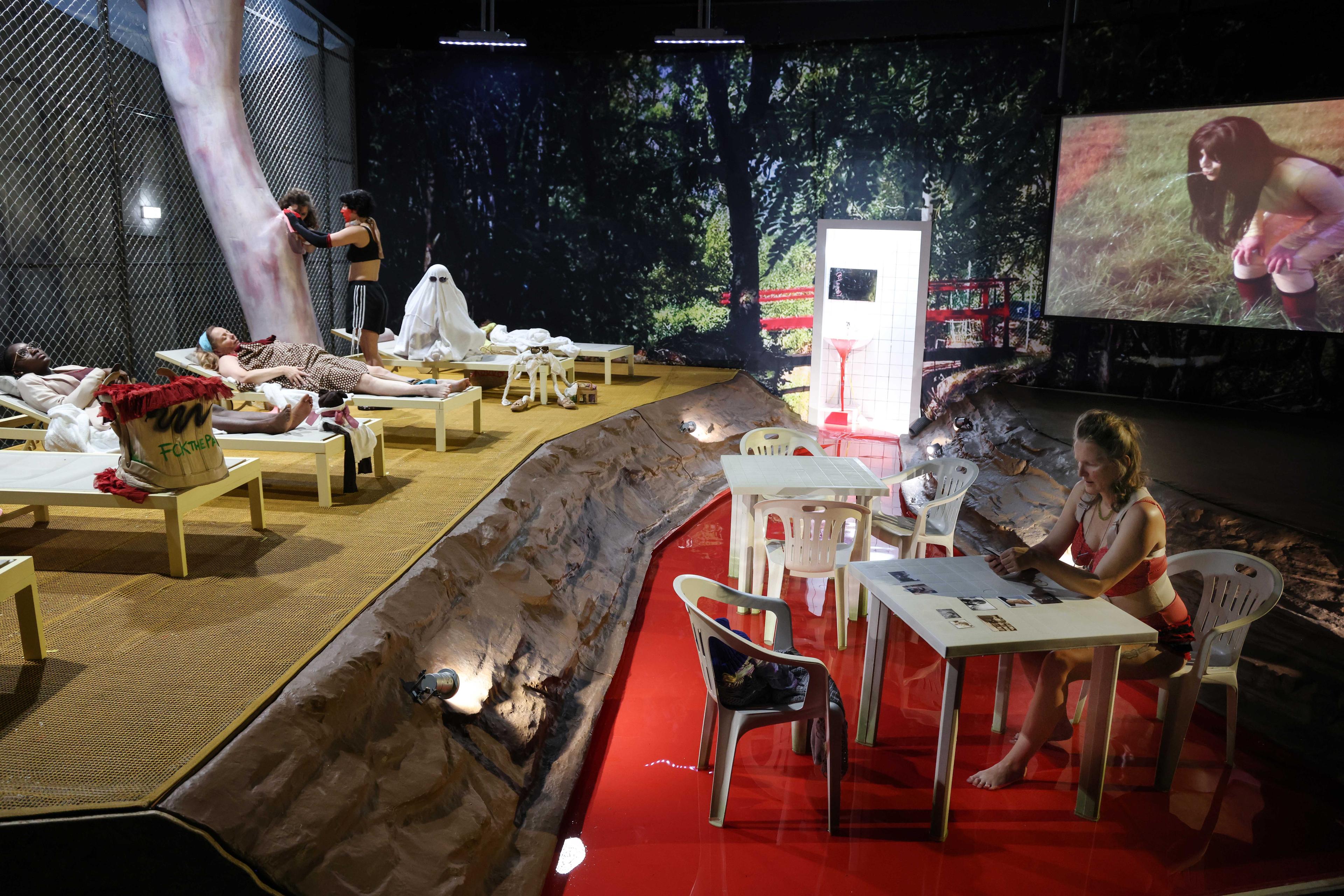 Die Uraufführung von Patty Kim Hamiltons „Schmerz Camp“ am Theater Bremen in der Regie von Christiane Pohle in einem anspielungsreichen Bühnenbild von Anton von Bredow. Foto Jörg Landsberg