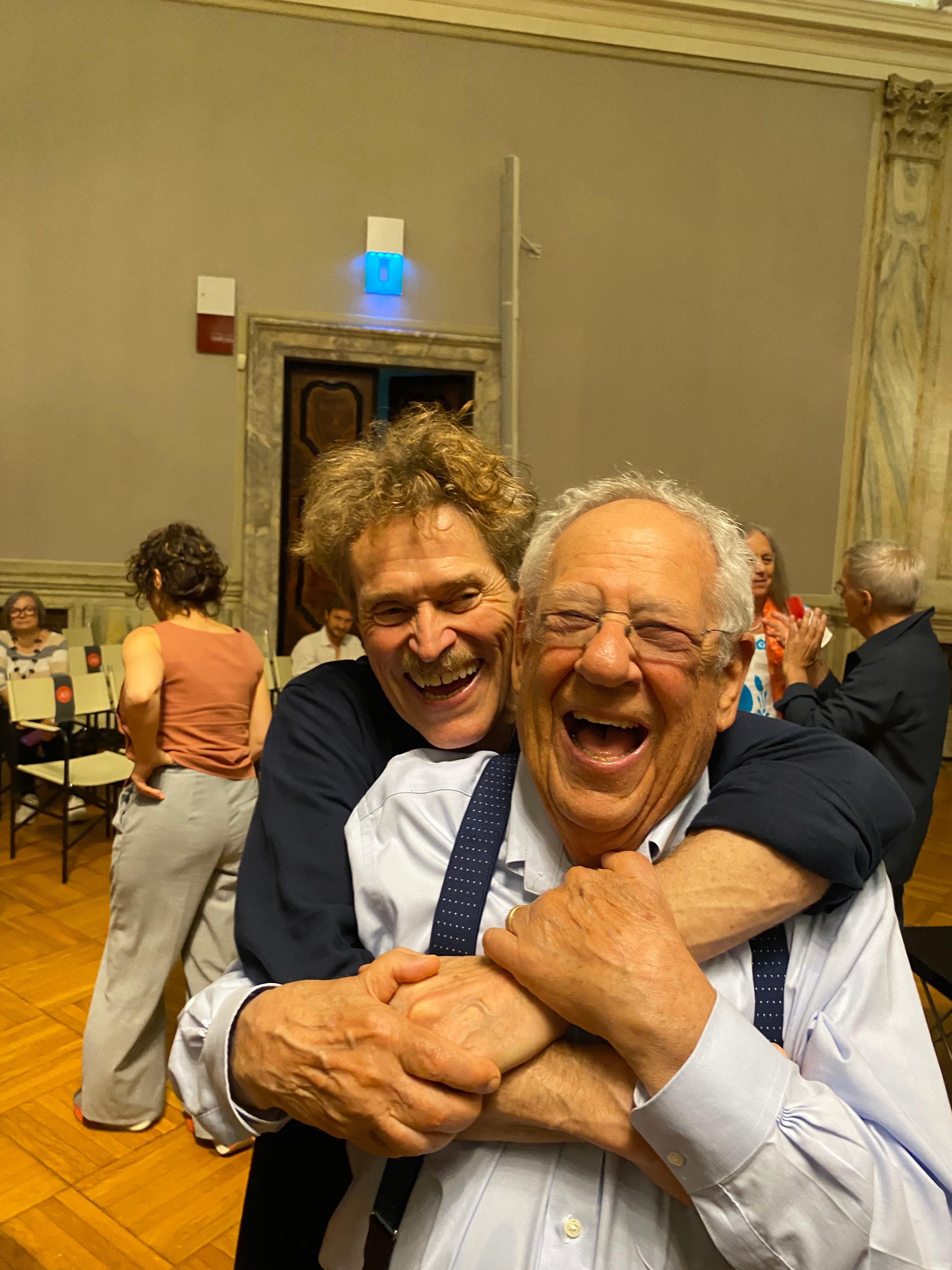 Willem Dafoe umarmt seinen einstigen Lehrer Richard Schechner. Foto Thomas Irmer
