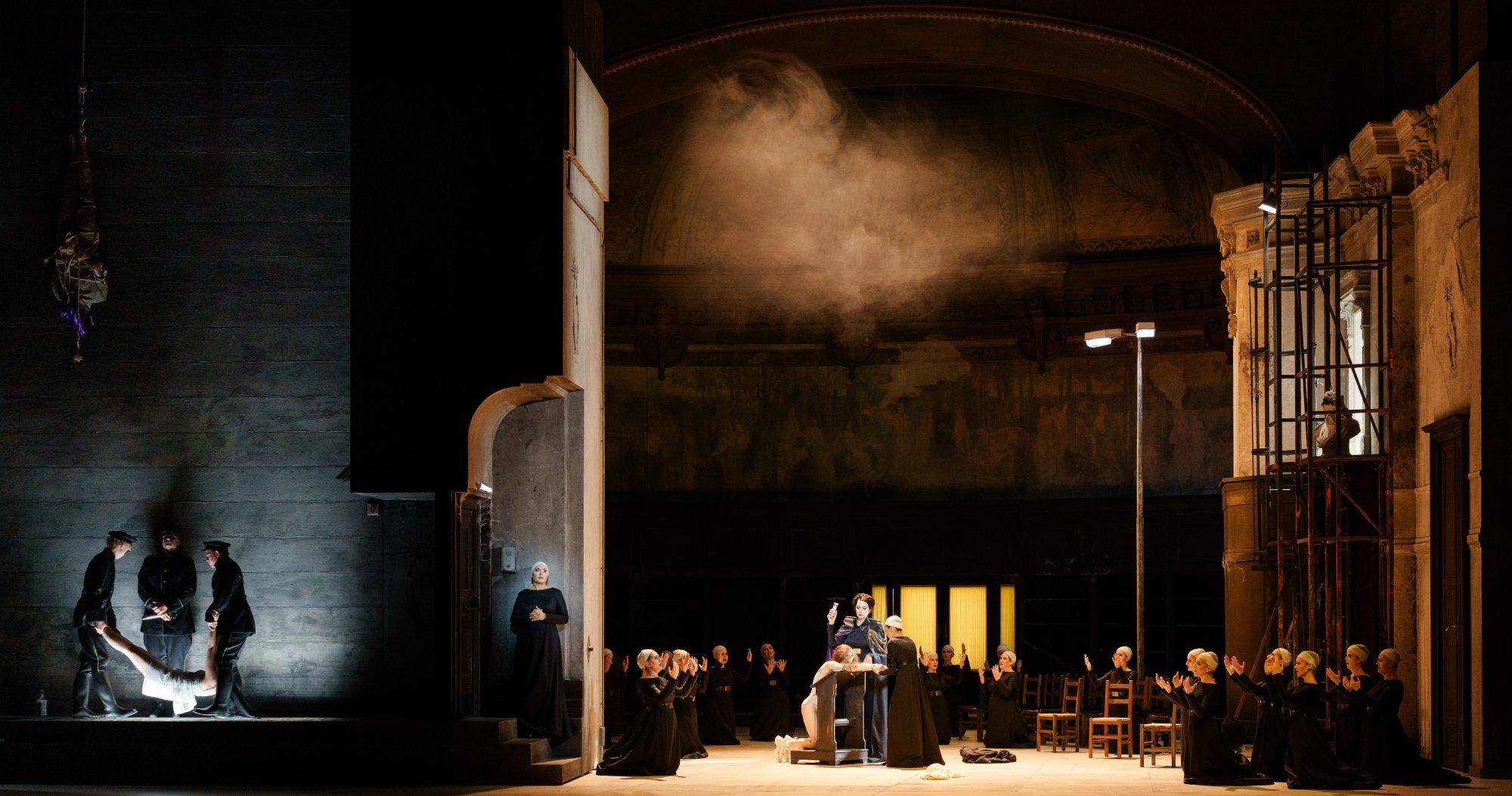 Sonya Yoncheva (Julia), Marina Prudenskaya (La Grande Vestale) und Staatsopernchor in „La Vestale“