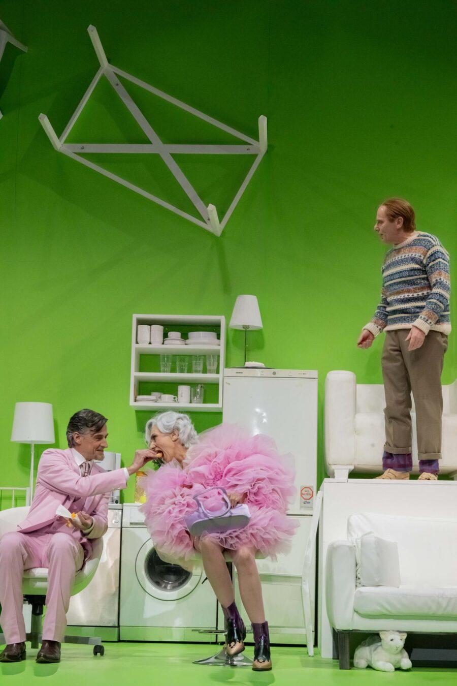 Eine bis ins Mark boshafte Satire: „Dingens“ von Hanoch Levin inszeniert von Dedi Baron am Theater Krefeld-Mönchengladbach.