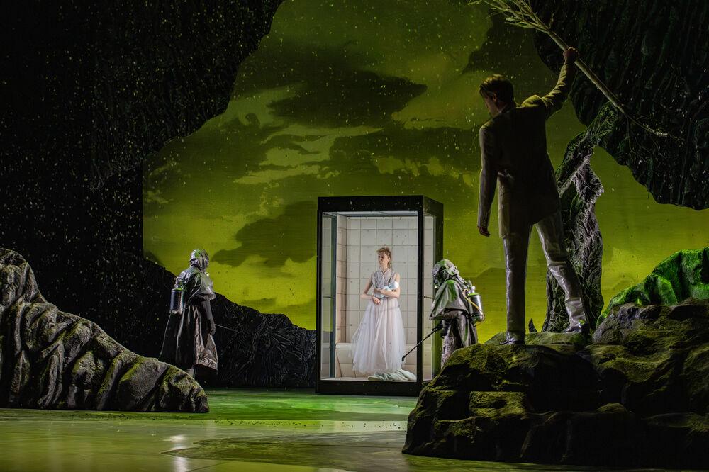 Luca Estelle Horvath und Lukas Umlauft in „Faust“ in der Regie von Lydia Bunk, Bühne und Kostüme Birgit Leitzinger am Landestheater Eisenach. Foto Tobias Kromke