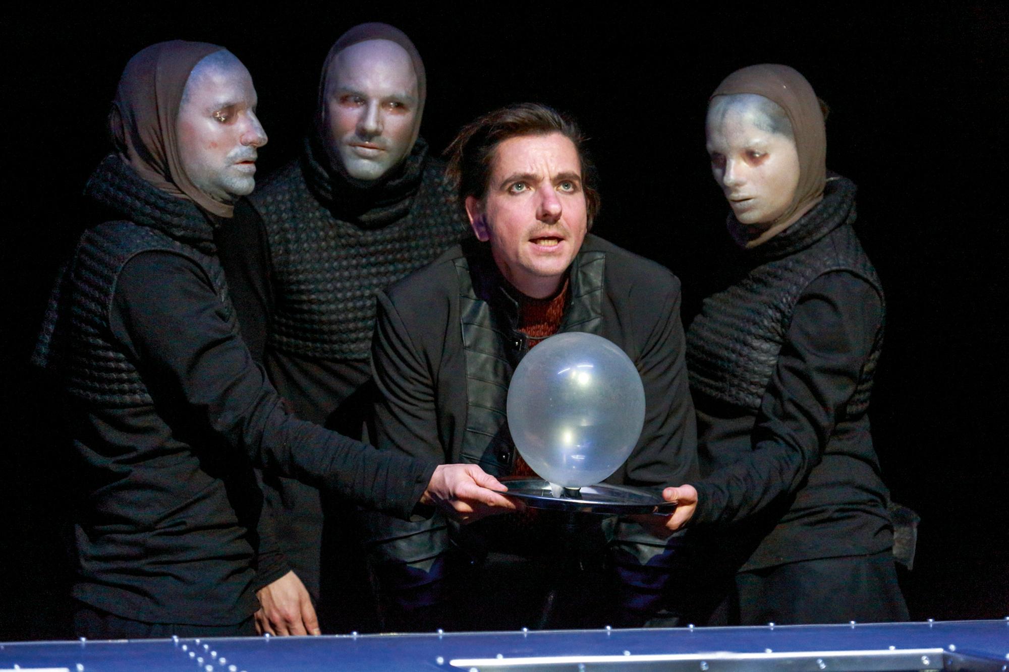 »Macbeth« (Spielzeit 2017/18), Robert Buschbacher, Emilien Truche, Arwid Klaws, Anne Brüssau (vlnr.)
