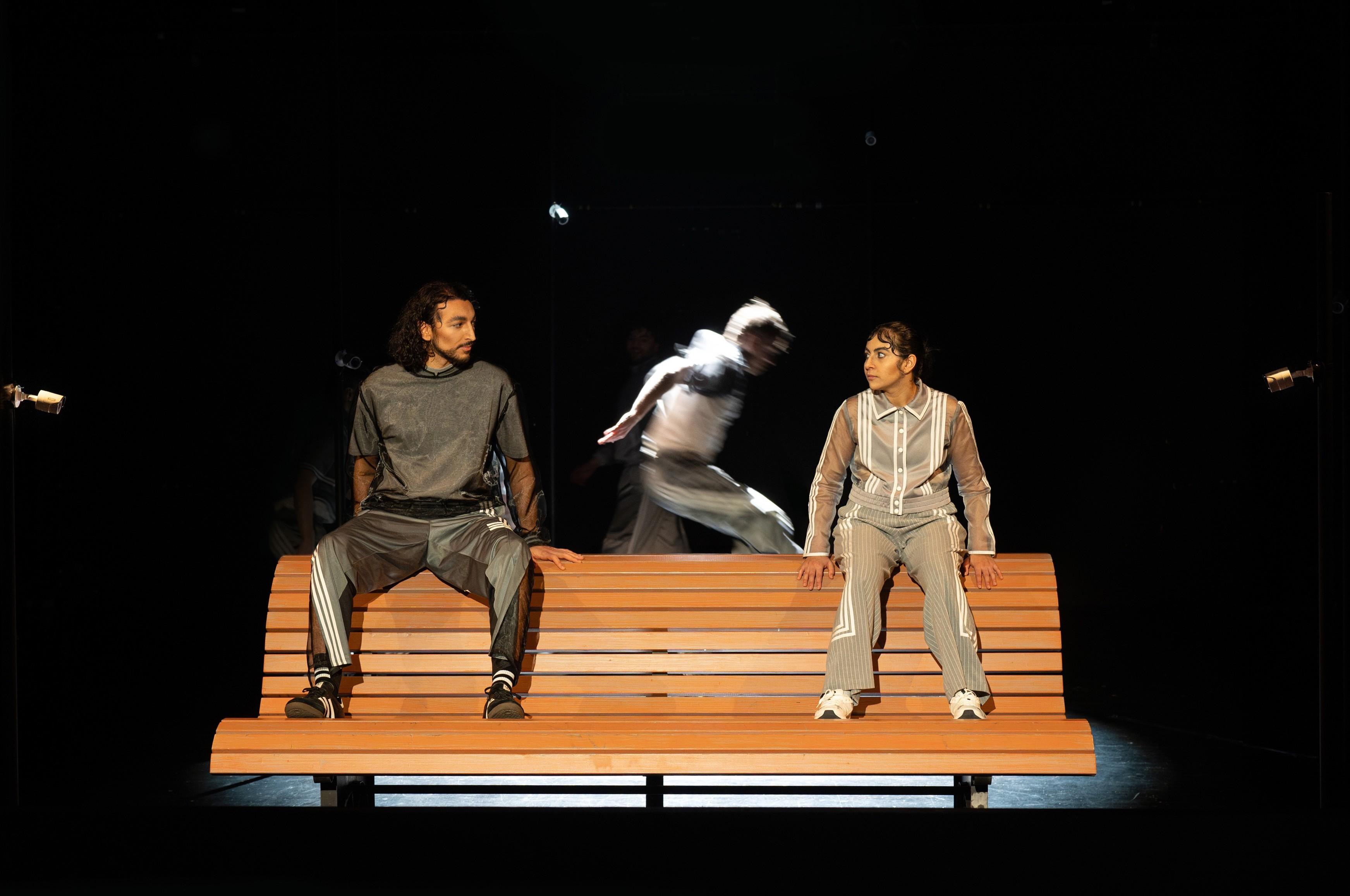 Auf der Parkbank reflektieren Baris Özbük und Shirin Ali ihre kulturellen Prägungen: „Druck!“ von Arad Dabiri am Nationaltheater Mannheim.