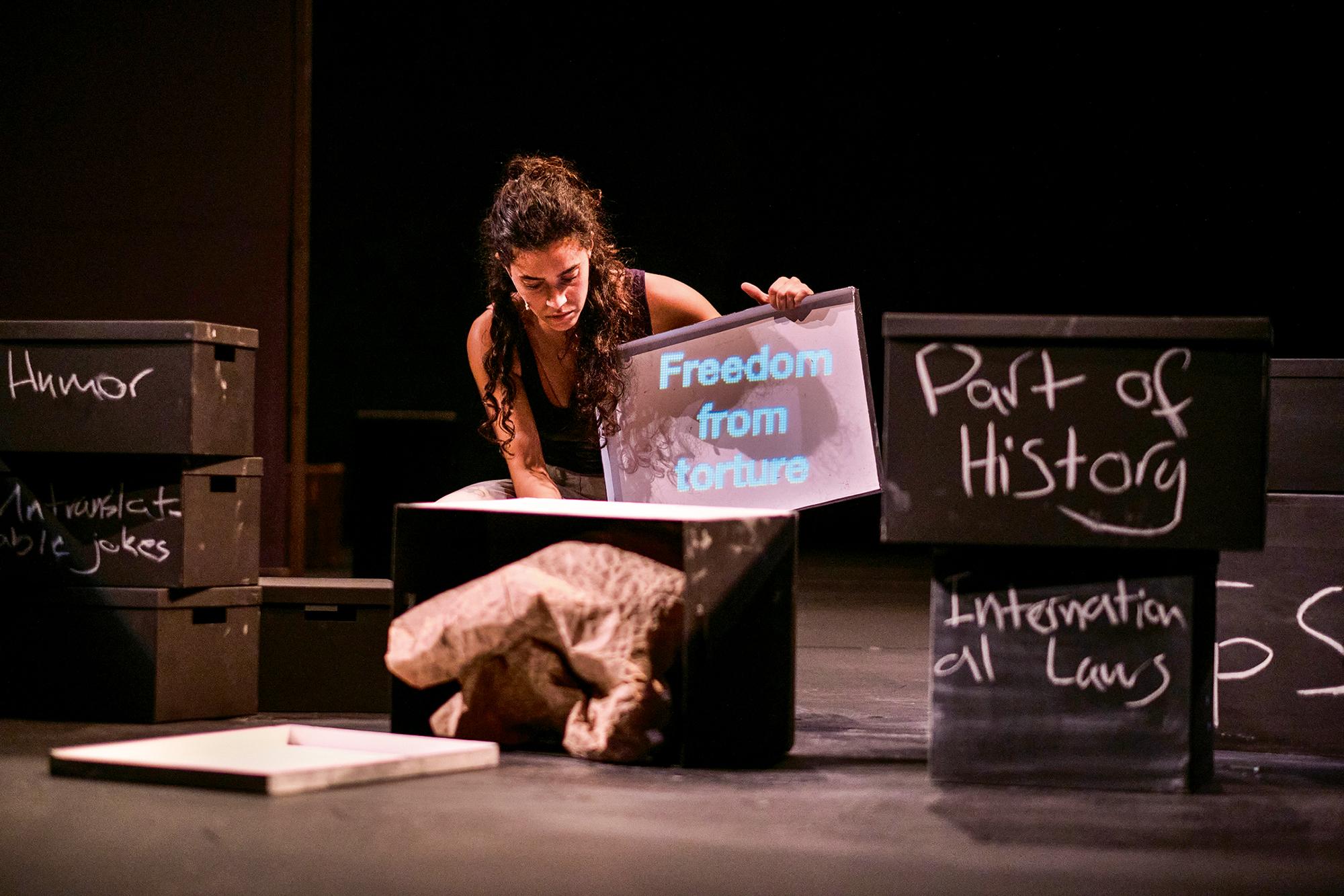 Language: no Broblem“, Konzeption und Interpretation von Marah Haj Hussein am Maillon, Théâtre de Strasbourg im Rahmen vom Premières Festival