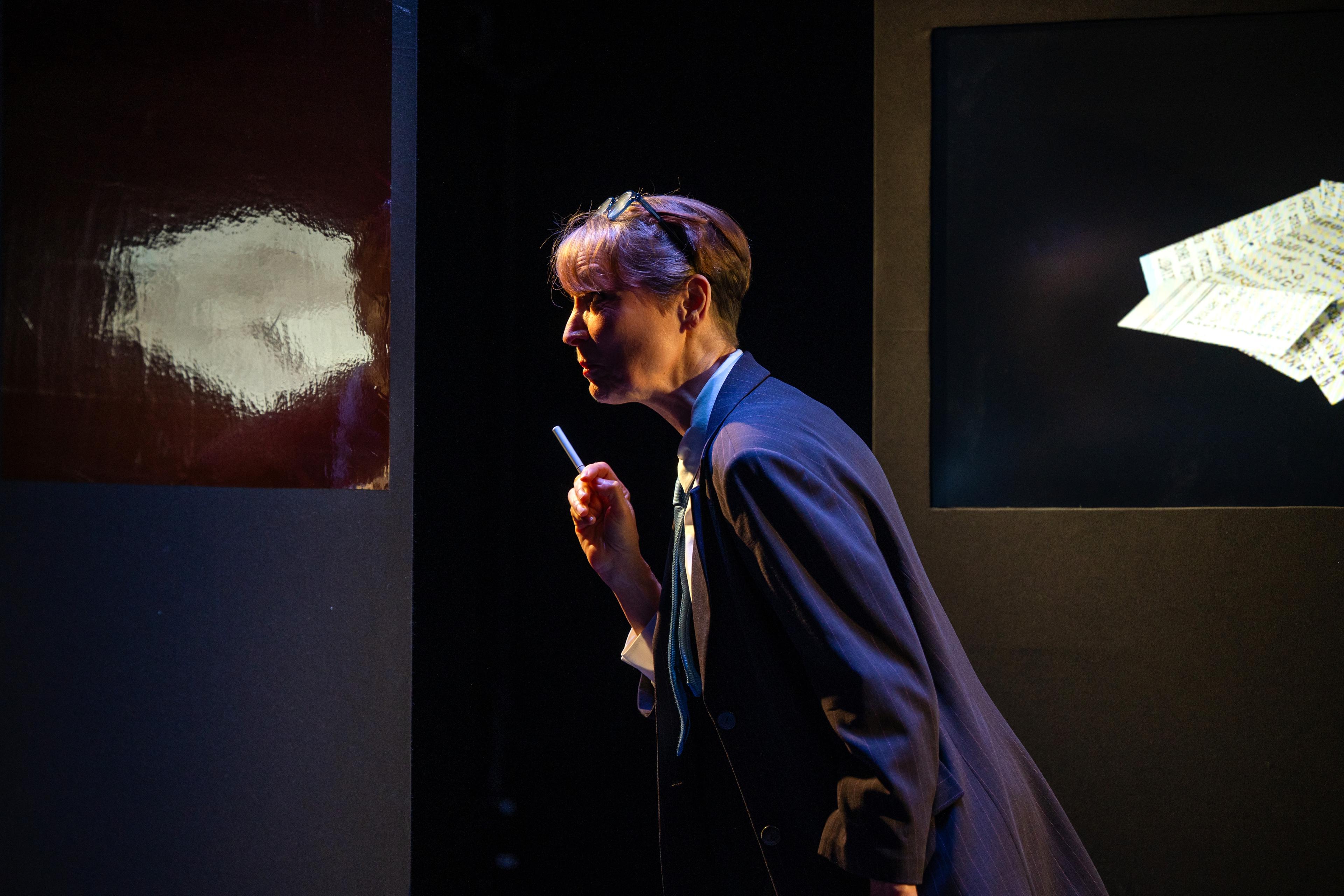 Katrin Steinke in „Shenzhen bedeutet Hölle“ am Theater der Altmark Stendal.