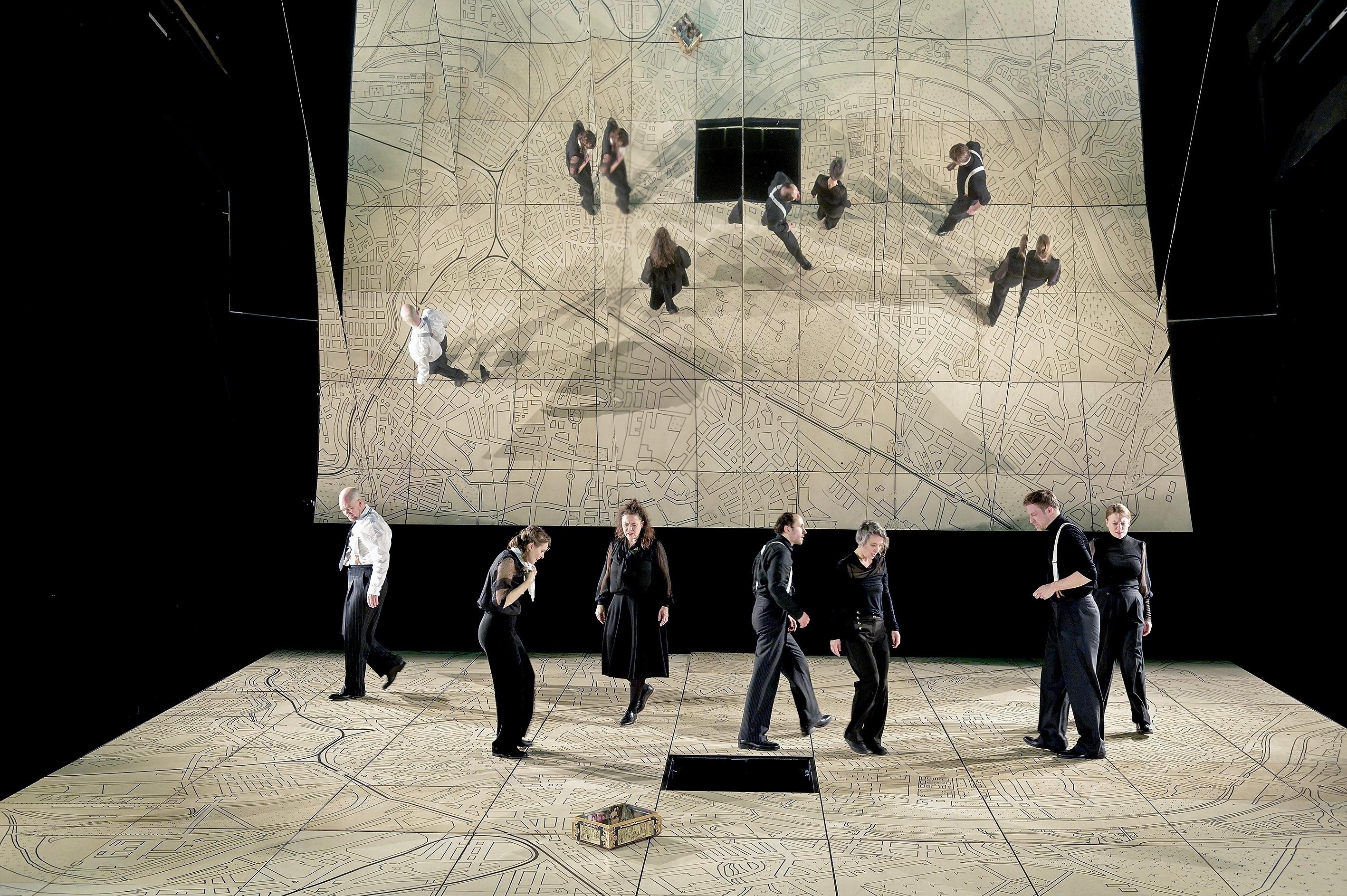 Das Ensemble von „Der Komet“ nach dem Buch von Durs Grünbein in der Regie von Tilmann Köhler, Bühne Karoly Risz, Kostüme Susanne Uhl. Foto Sebastian Hoppe