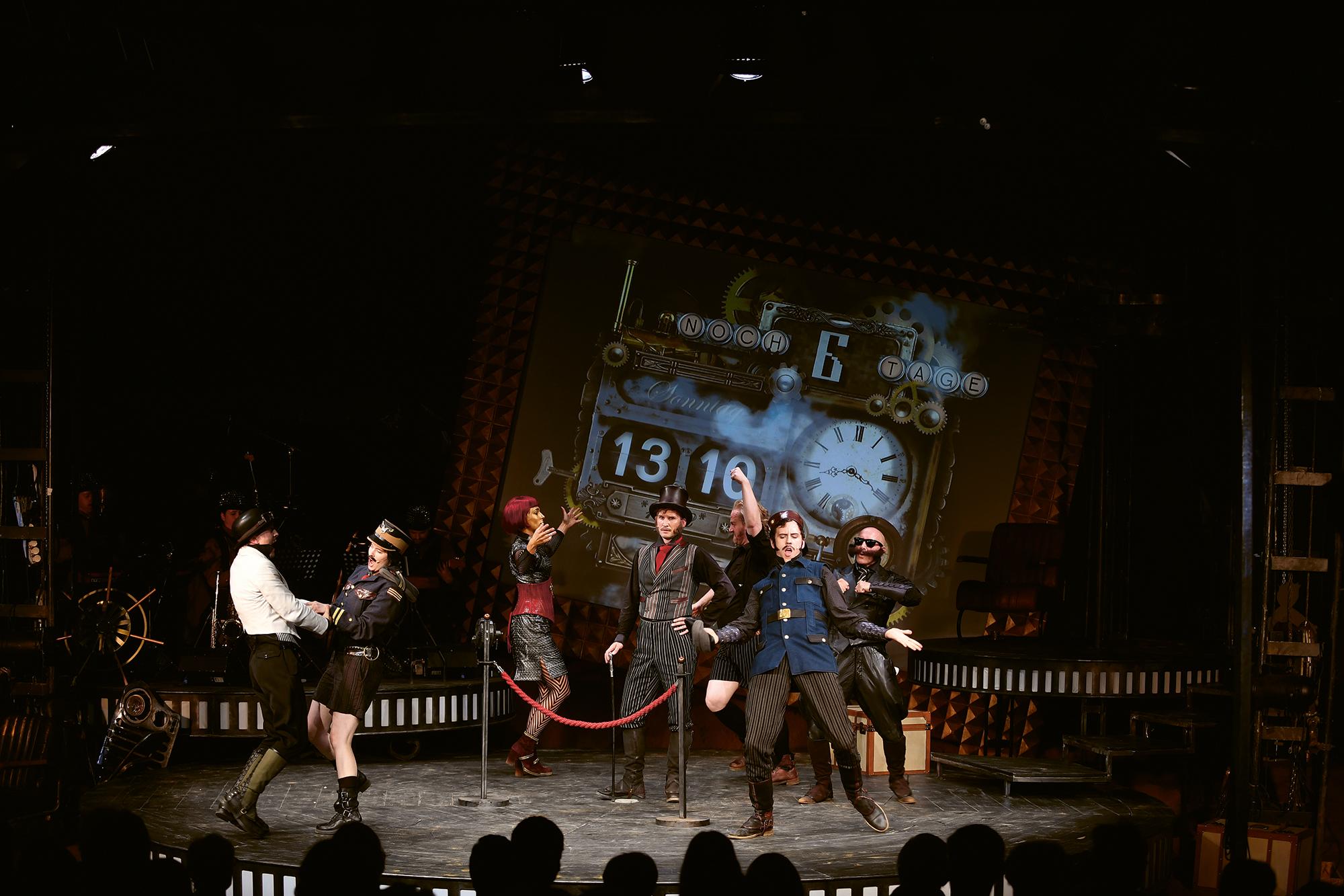 In 80 Tagen um die Welt — nach Jules Verne — Regie: Peter Jordan, Leonhard Koppelmann — Bühne und Kostüm: Michael Sieberock-Serafimowitsch — Video: Stefan Bischoff — Musikalische Leitung: Klaus Mages — Choreografie: Bridget Petzold — Licht: Jean-Mario Bessière — Dramaturgie: Stefan Fischer-Fels 
