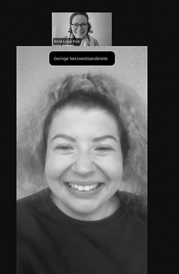 Schon beim ersten Gespräch war die Verbindung so schlecht, dass wir darüber vergaßen, ein Foto zu machen. Auch beim eigens verabredeten Fototermin meldete der Bildschirm wieder „Geringe Netzwerkbandbreite“. Das erinnert an die Corona-Pandemie und daran, vor welche Herausforderungen sie die Theaterausbildung gestellt hat. Barbara hat die Pandemie in ihrem letzten Studienjahr an der HfS Ernst Busch erlebt.