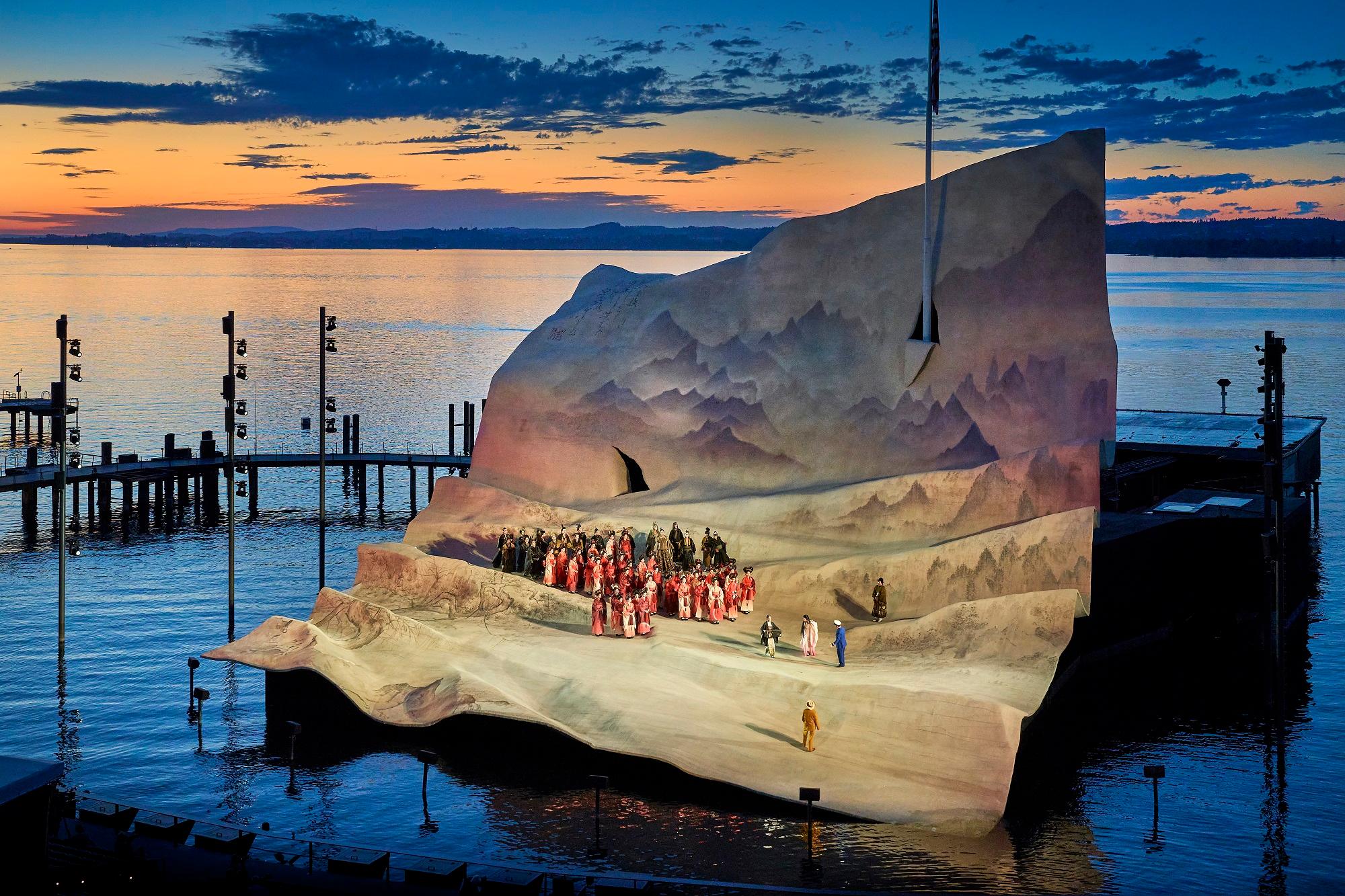 Letztes Jahr musste „Madame Butterfly“ auf der Seebühne wegen Gewitter abgebrochen werden, dieses Jahr findet die Inszenierung an einem lauen Sommerabend statt. Foto Bregenzer Festspiele/Anja Köhler