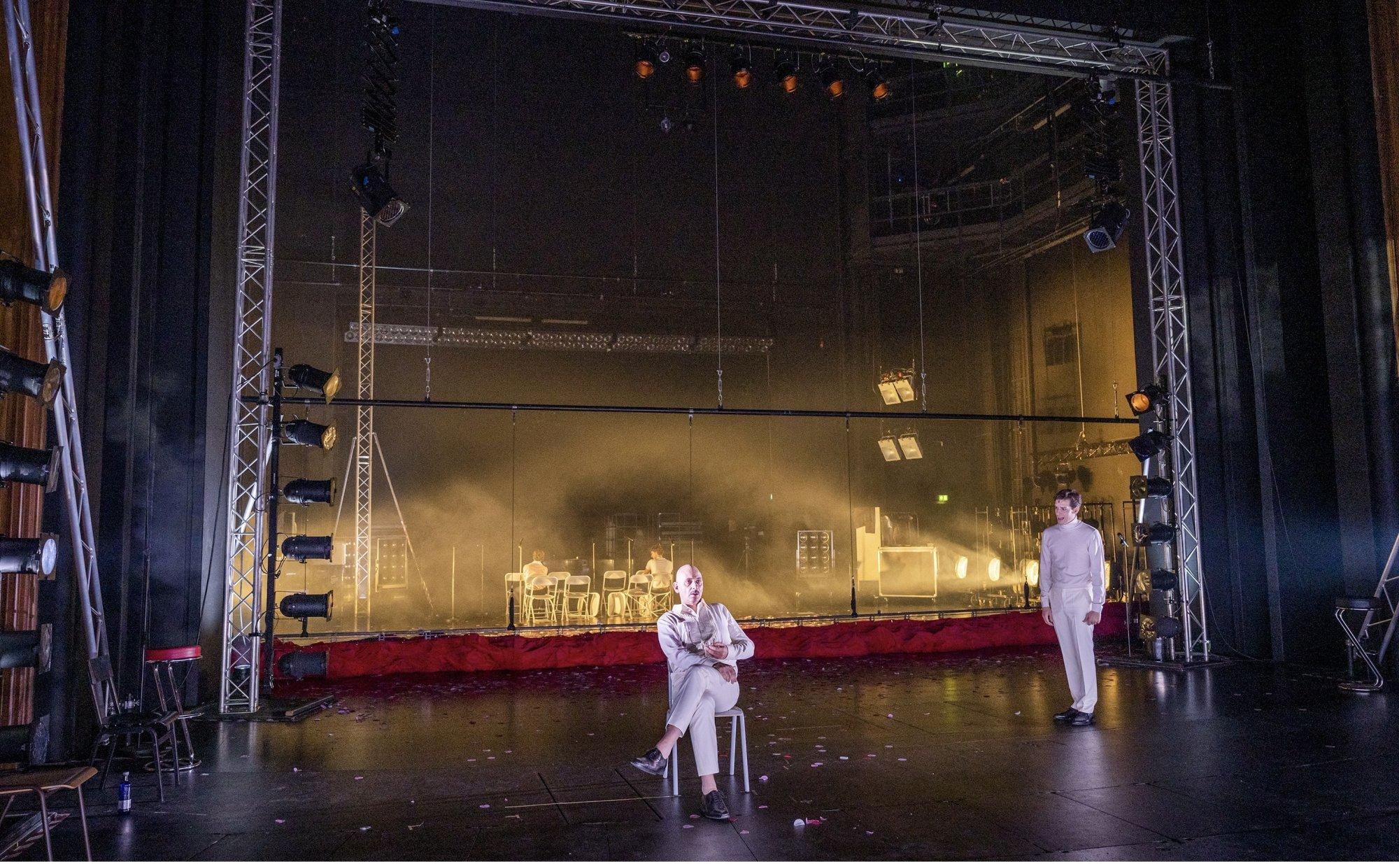 Wenzel Bannemeyer und Julius Forster in „Das Vermächtnis“ in der Regie von Enrico Lübbe am Schauspiel Leipzig