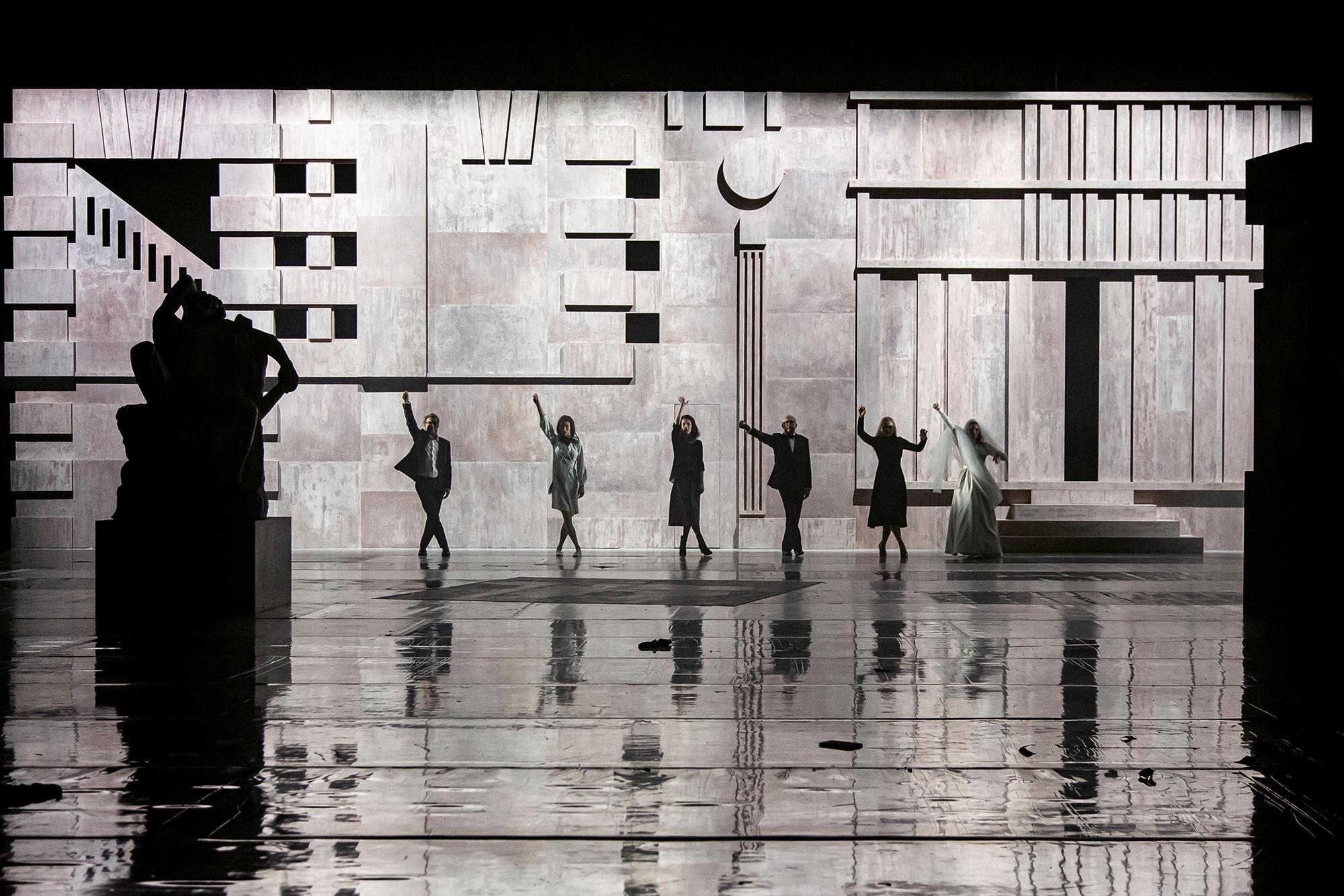 Nach William Shakespeare – DER WIDERSPENSTIGEN ZÄHMUNG (Freiburg 2020/2023, Regie: Ewelina Marciniak); v. l. n. r.: Lukas Hupfeld, Laura Palacios, Anja Schweitzer, Hartmut Stanke, Alona Szostak, Aleksandra Cwen