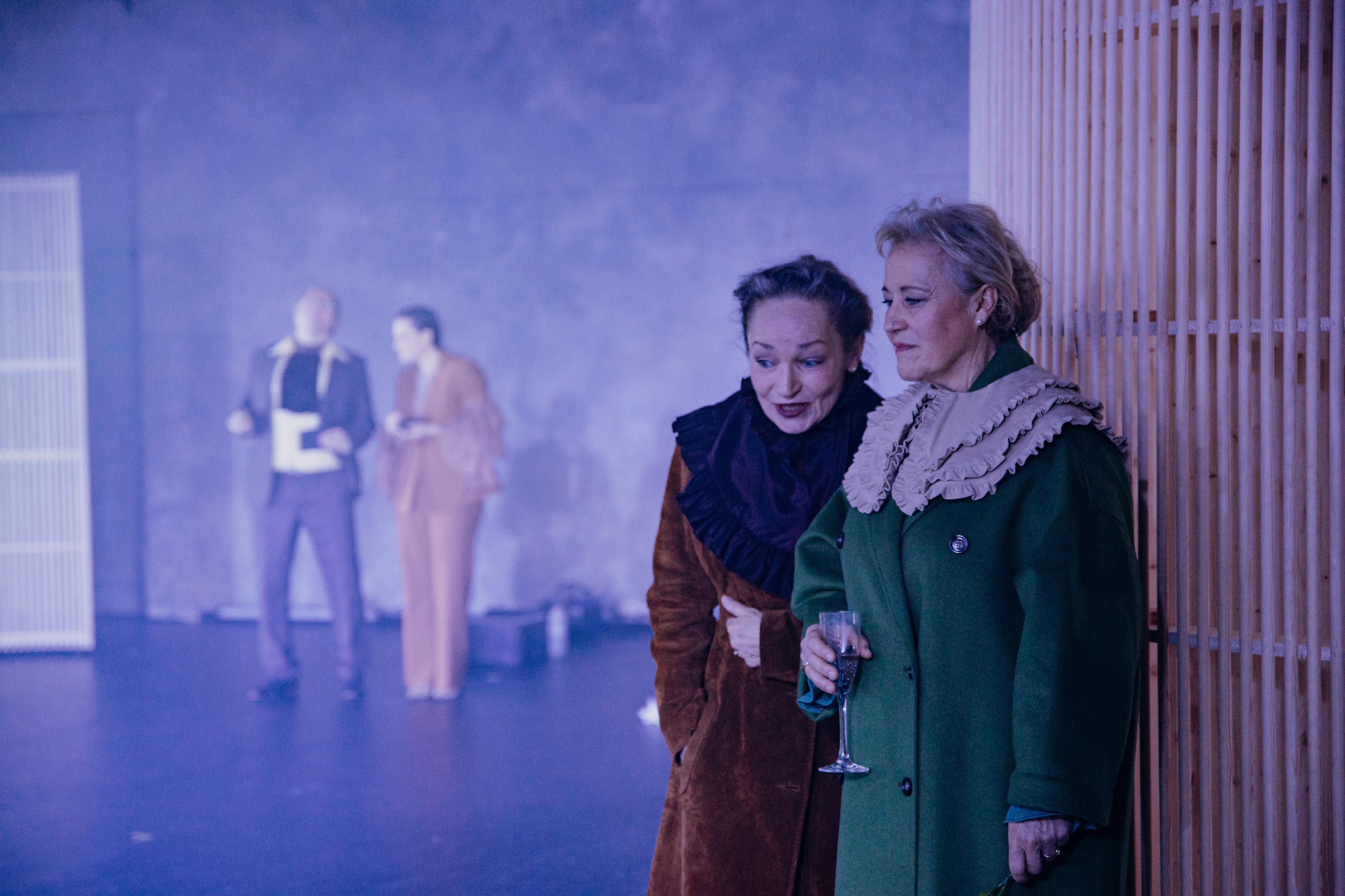 Odo Jergitsch, Kristina Lotta Kahlert, Angelika Bartsch, Sabine Martin in  „Tot sind wir nicht“ von Svenja Viola Bungarten, Regie  Swen Lasse Awe. Foto Milena Schilling