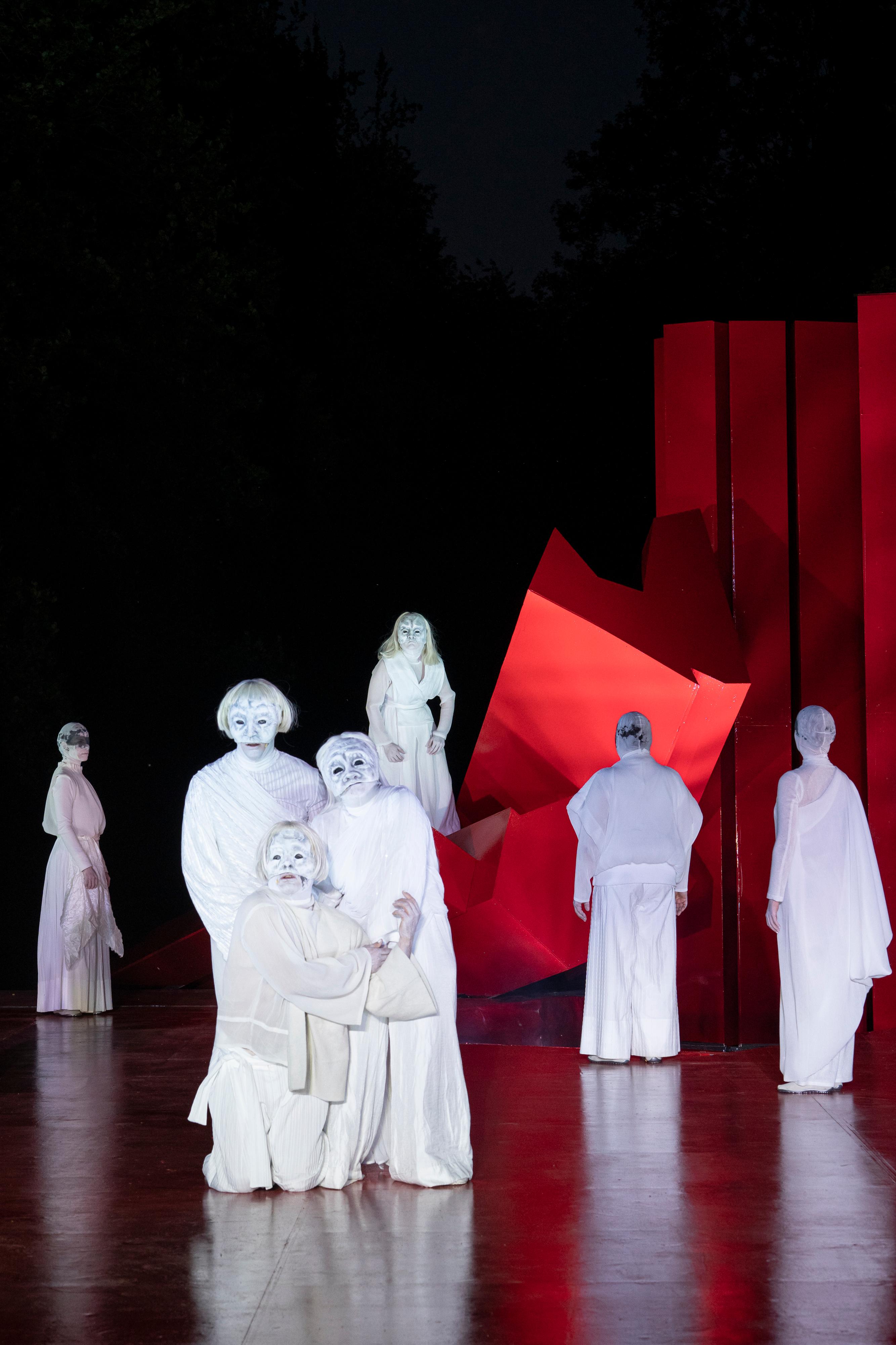 „Ödipus“ bei der ersten Spielphase am Theater an der Ruhr, Regie Alexander Klessinger & Mats Süthoff, Bühne Christopher Dippert, Kostüm und Maskenbau Sophie Leypold. Foto Franziska Götzen