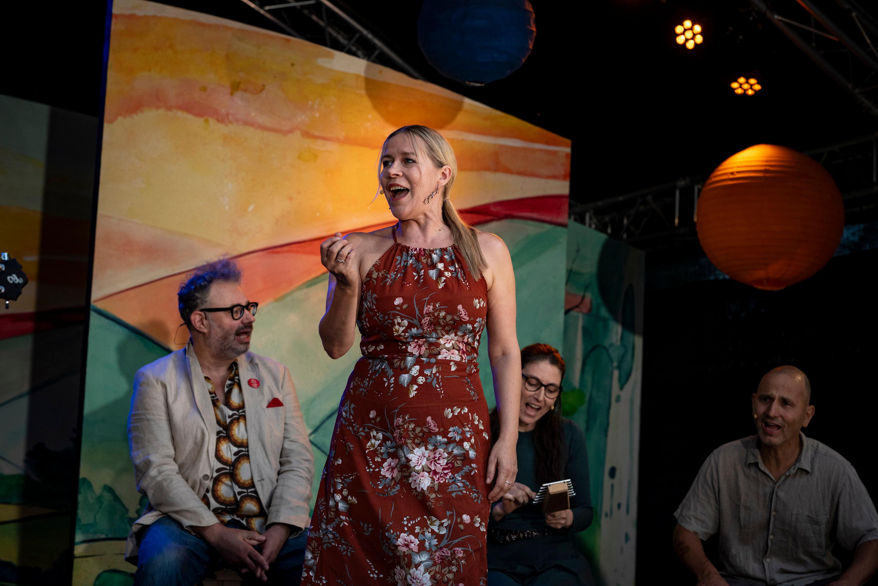 Wo man singet, da lass dich ruhig nieder: Katrin Strocka sowie dahinter Markus Seidensticker, Laura Bettinger und Marcus Ostberg in „Kein schöner Land“. Foto Anke Neugebauer/Theater Rudolstadt