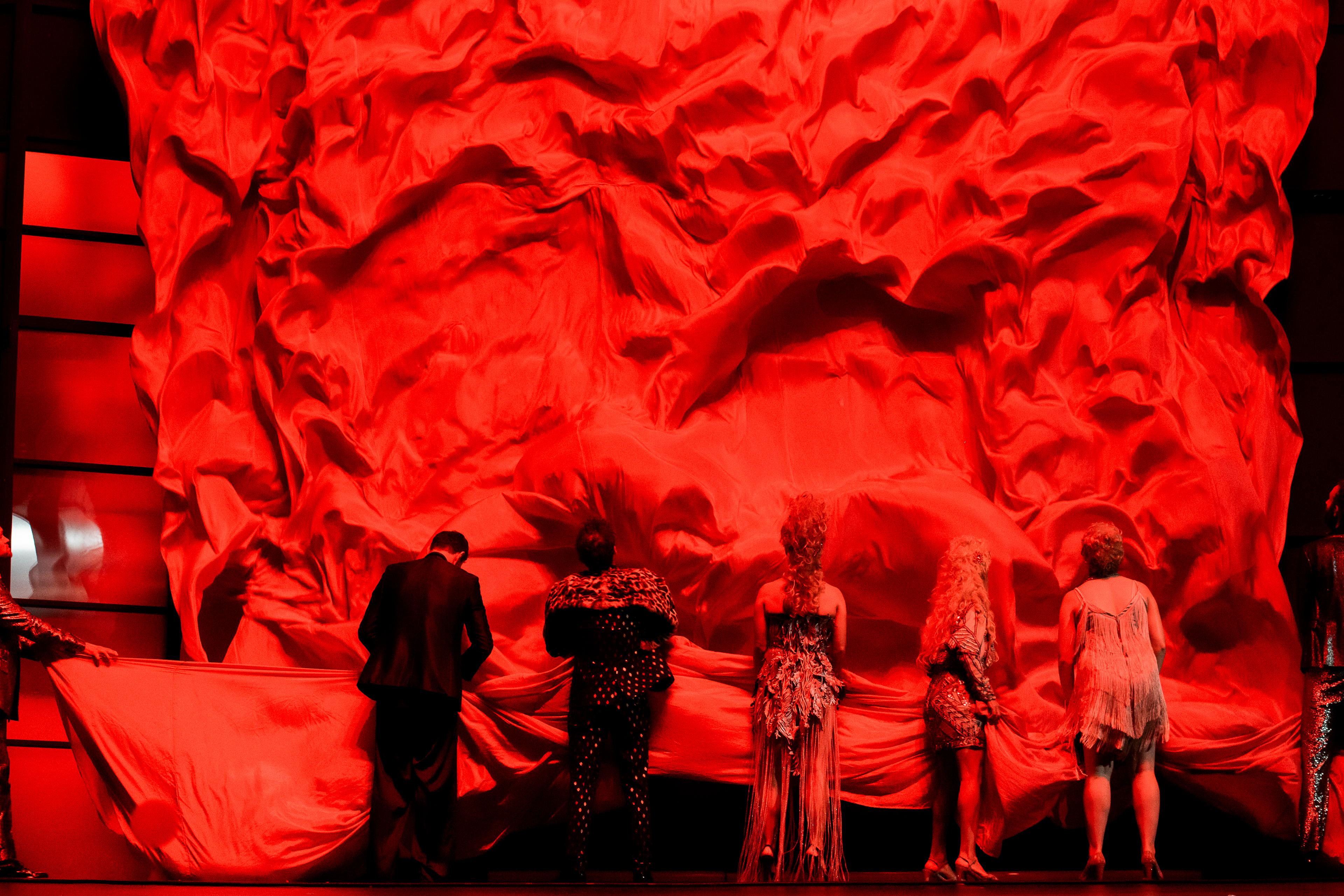 Jonathan Kempf, Andreas Döhler, Gabriel Schneider, Pauline Knof, Artemis Chalkidou, Maeve Metelka und Maximilian Diehle in „Kleiner Mann – was nun?“ in der Regie von Frank Castorf am Berliner Ensemble. Foto Jörg Brüggemann