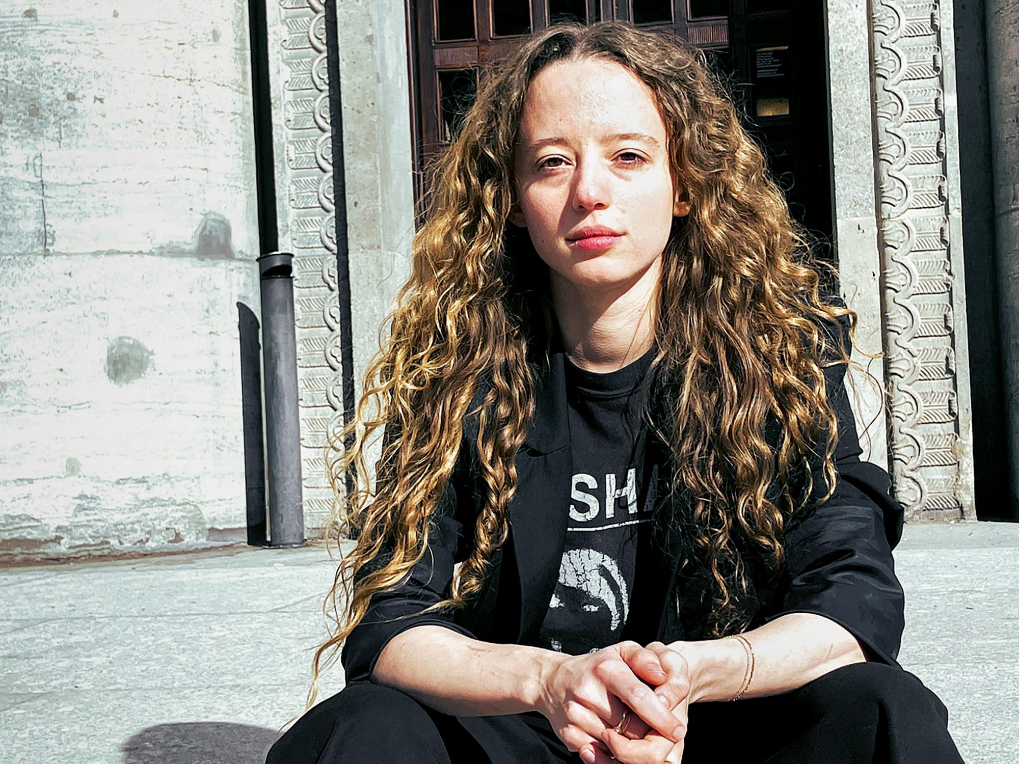 Luna Zscharnt balanciert in ihrer Arbeit zwischen Kino und Theater. Als Fotografin, Videokünstlerin und Regisseurin verbindet sie beide Formen miteinander. Dabei ist ihre künstlerische Ausdrucksweise von der feministischen Theorie geprägt. Die 29-jährige Berlinerin ist an Theatern wie dem Berliner Ensemble, der Volksbühne am Rosa-Luxemburg-Platz, dem Maxim Gorki Theater, dem Deutschen Theater Berlin sowie dem Radialsystem V für Sasha Waltz tätig.