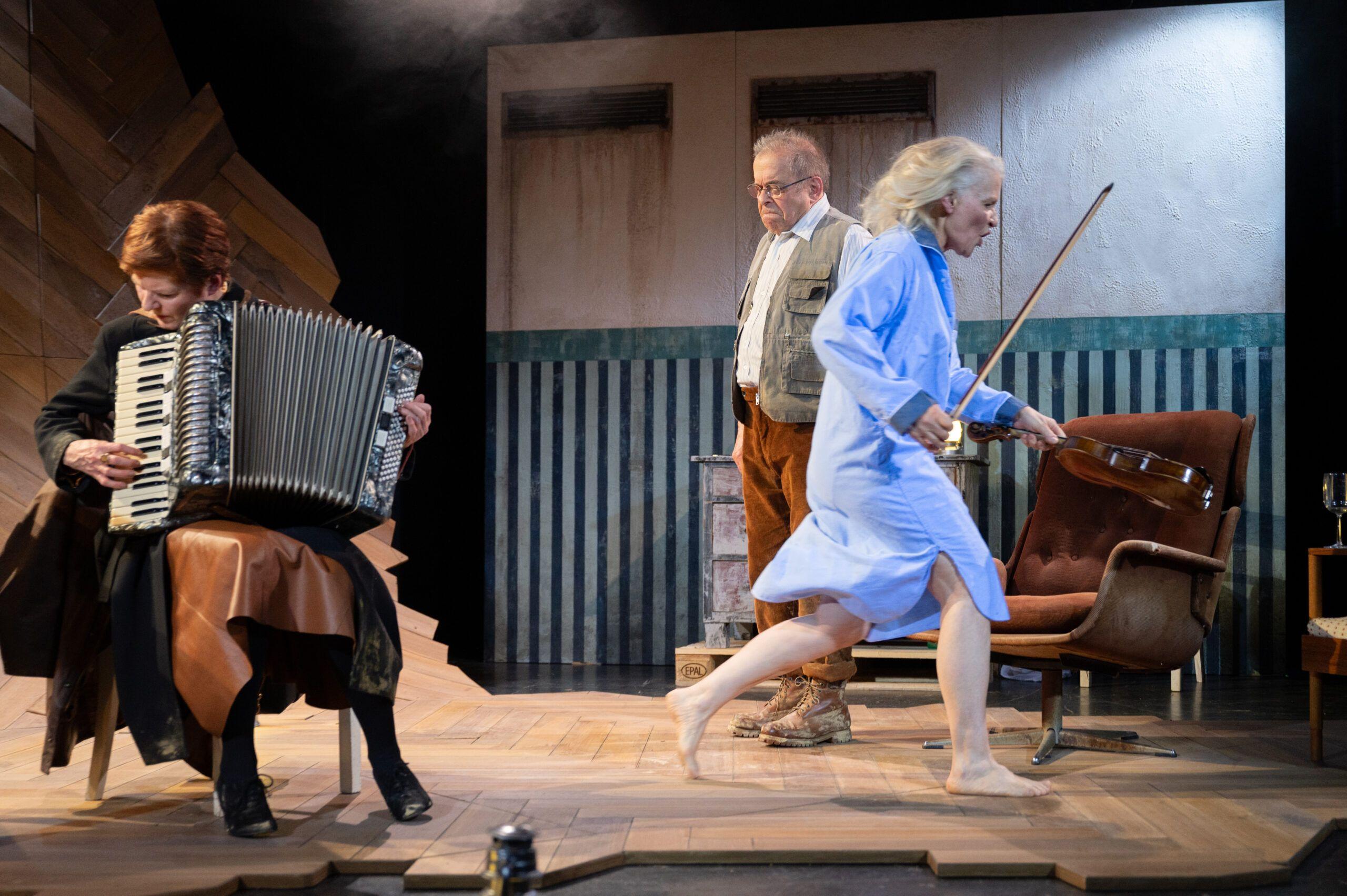 Sabine Bräunig, Gesine Hannemann und Reinhold Ohngemach in „Die Kinder“ von Lucy Kirkwood in der Regie von Jenke Nordalm an der Württembergischen Landesbühne Esslingen. Foto Björn Klein