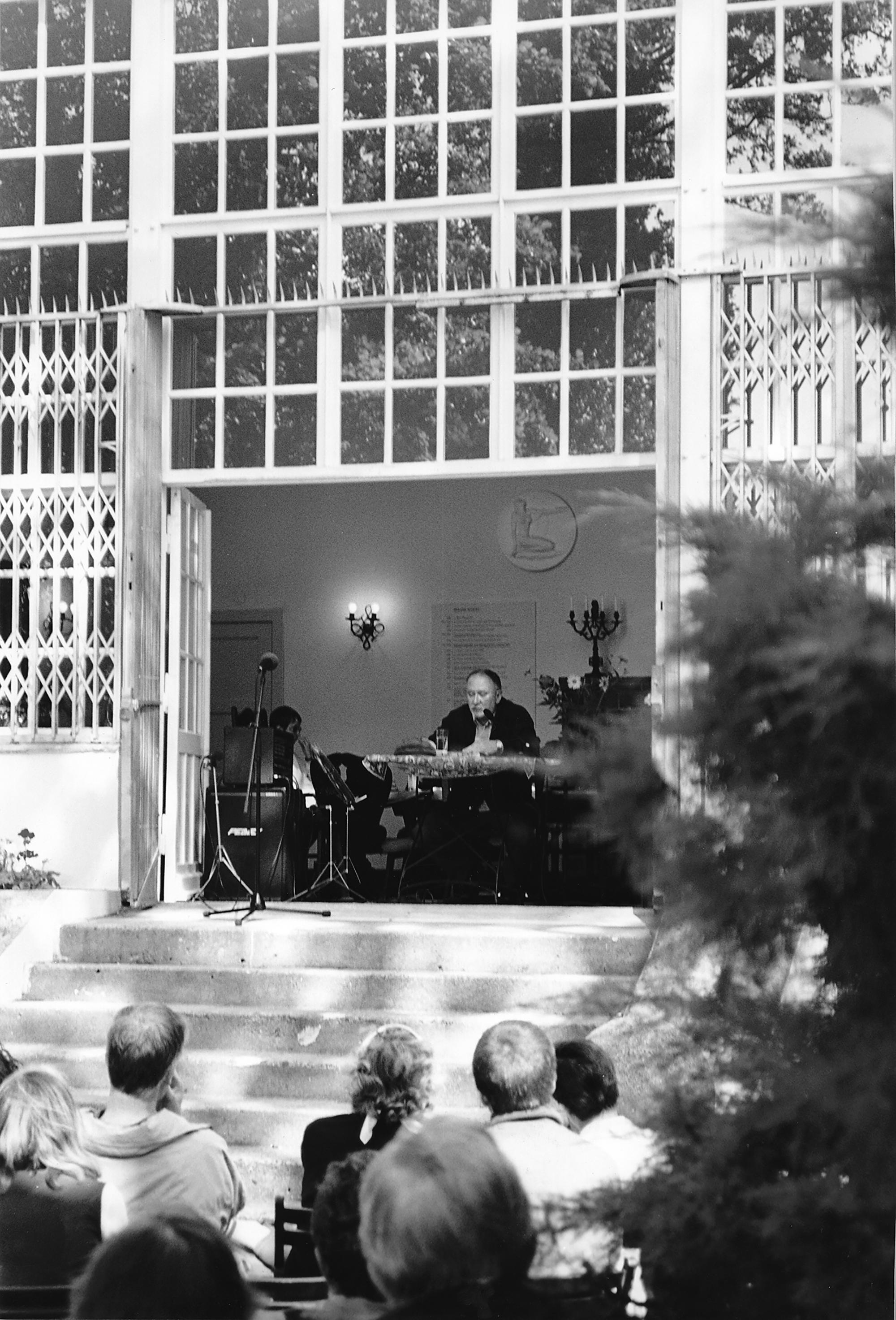 B. K. Tragelehn liest Gedichte in der Eisernen Villa, jetzt Brecht-Weigel-Gedenkort, in Buckow. Akademie der Künste, Berlin, B. K.-Tragelehn-Archiv, Archivnummer 245_001