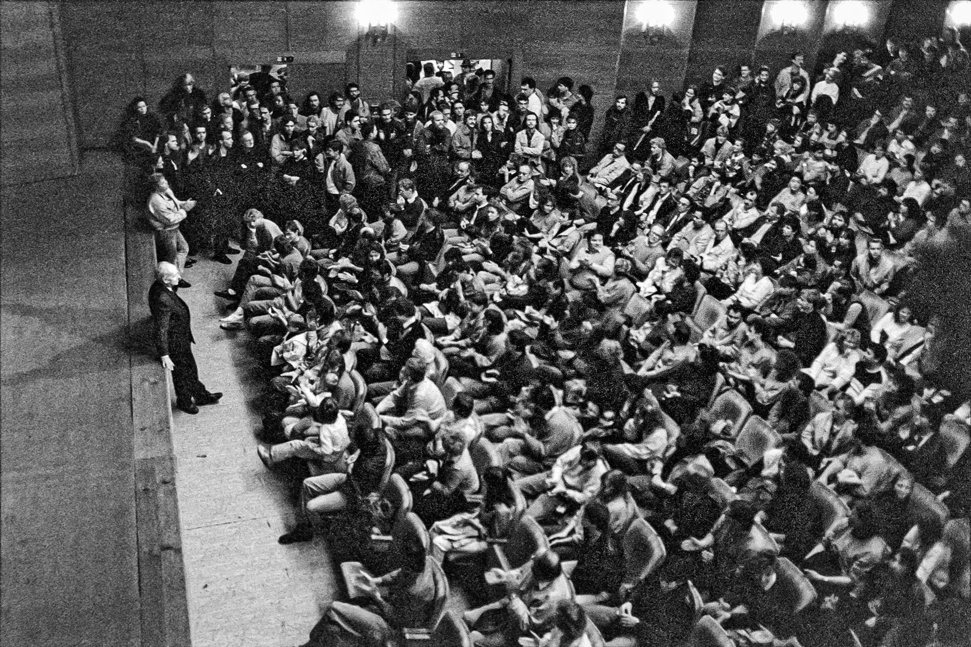 Luxor-Palast Karl-Marx-Stadt, Gerhard Meyer vorne an der Bühne, Hartwig Albiro und Hasko Weber in der Gruppe seitlich der Bühne, Auflösung der geplanten Schauspiel-Lesung zum 40. Jahrestag der DDR-Gründung am 7. Oktober 1989